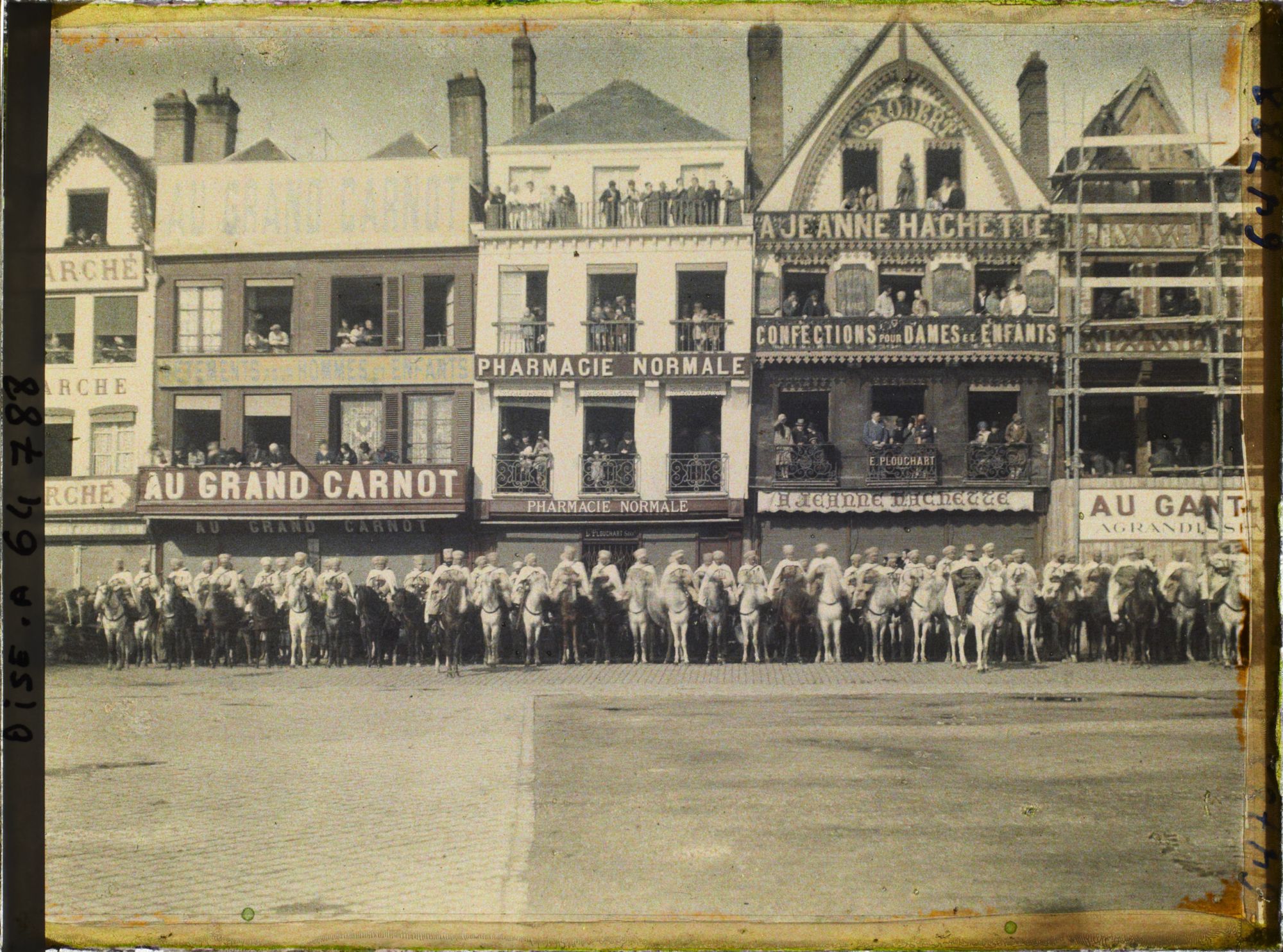 Image représentant Oise, Beauvais, Les obsèques du Dirigeable Britannique Groupe de Vieilles maisons et escadron de Spahis