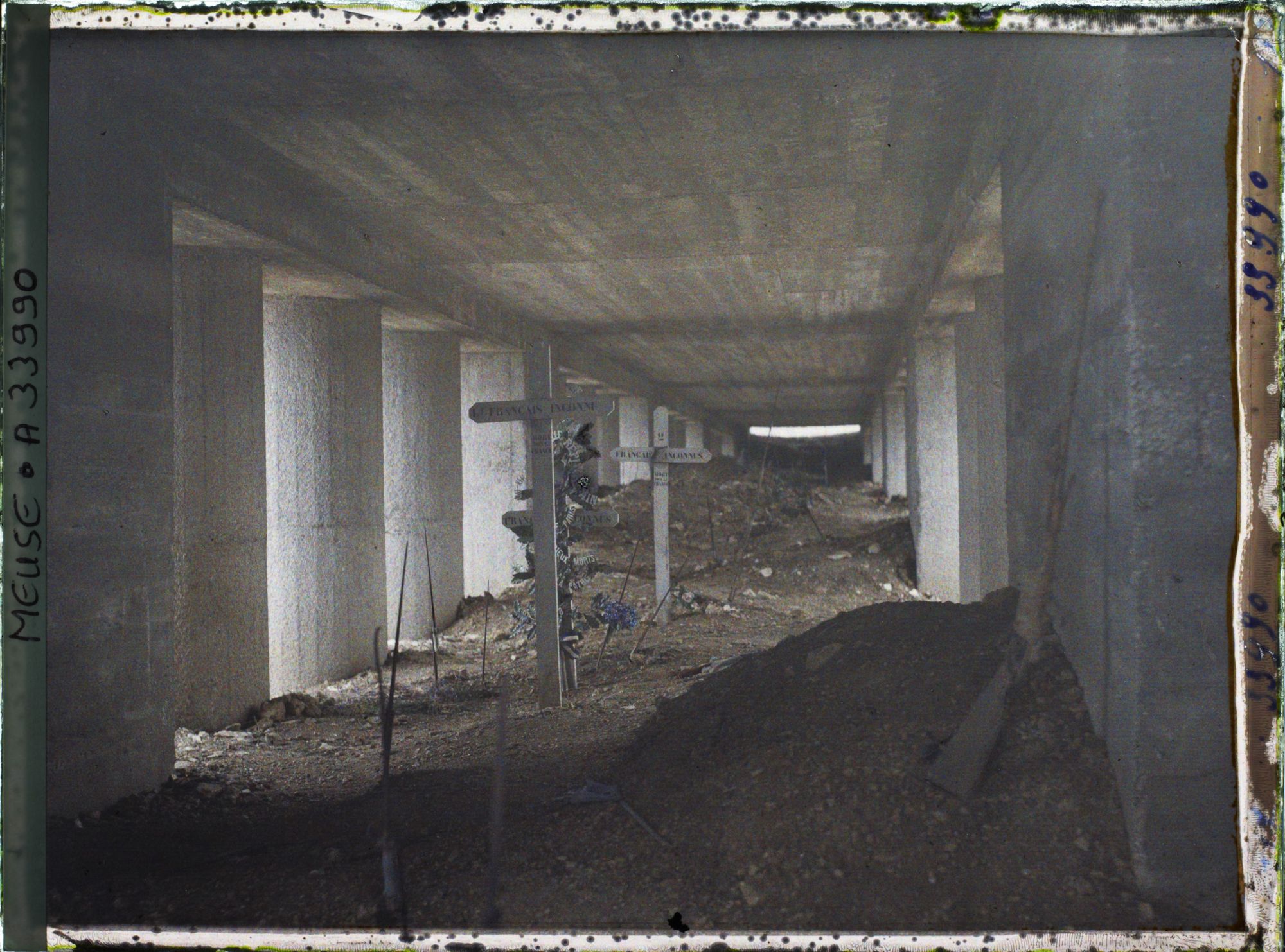 Image représentant France, Douaumont, La tranchée des Baionnettes, vue intérieure du Monument