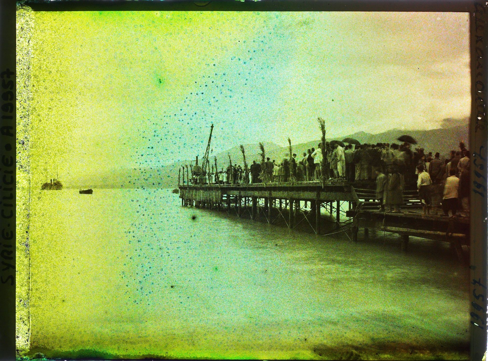 Image représentant Foule attendant sur le débarcadère l'arrivée du général Gouraud