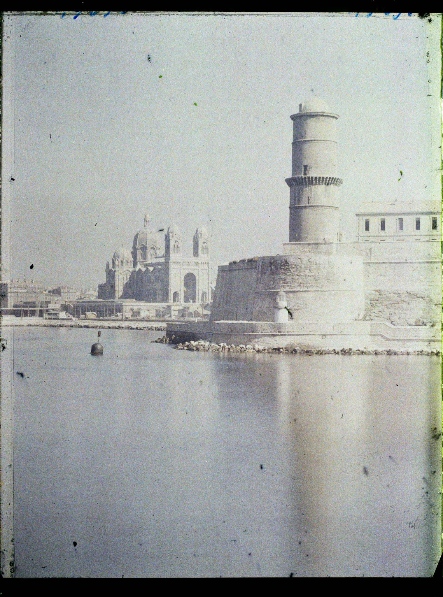 Image représentant La tour du fanal du fort Saint-Jean, avec la cathédrale vue prise depuis le vieux port pointe rouge