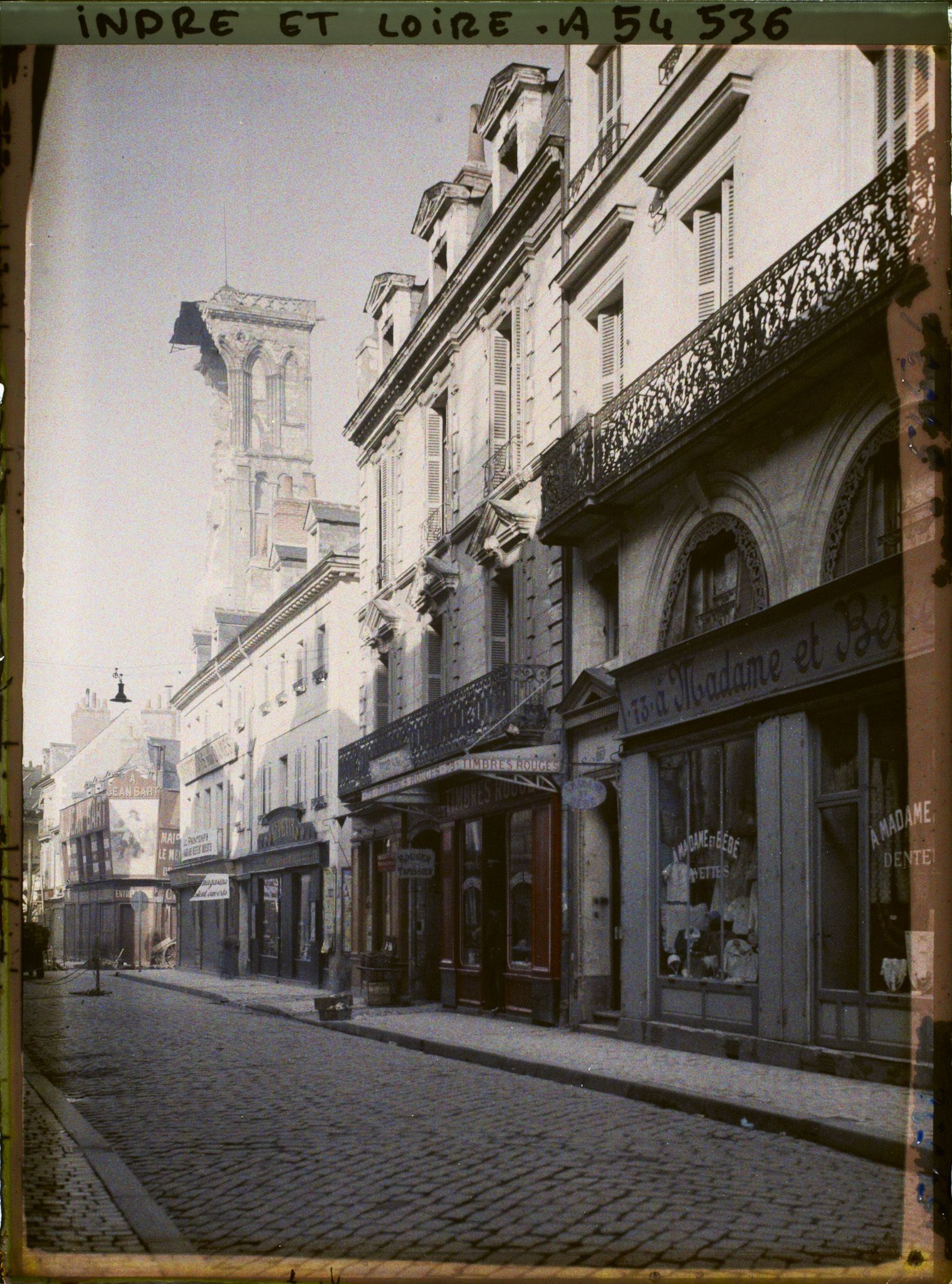 Image représentant La tour Charlemagne après son effondrement, vue de la rue des Halles
