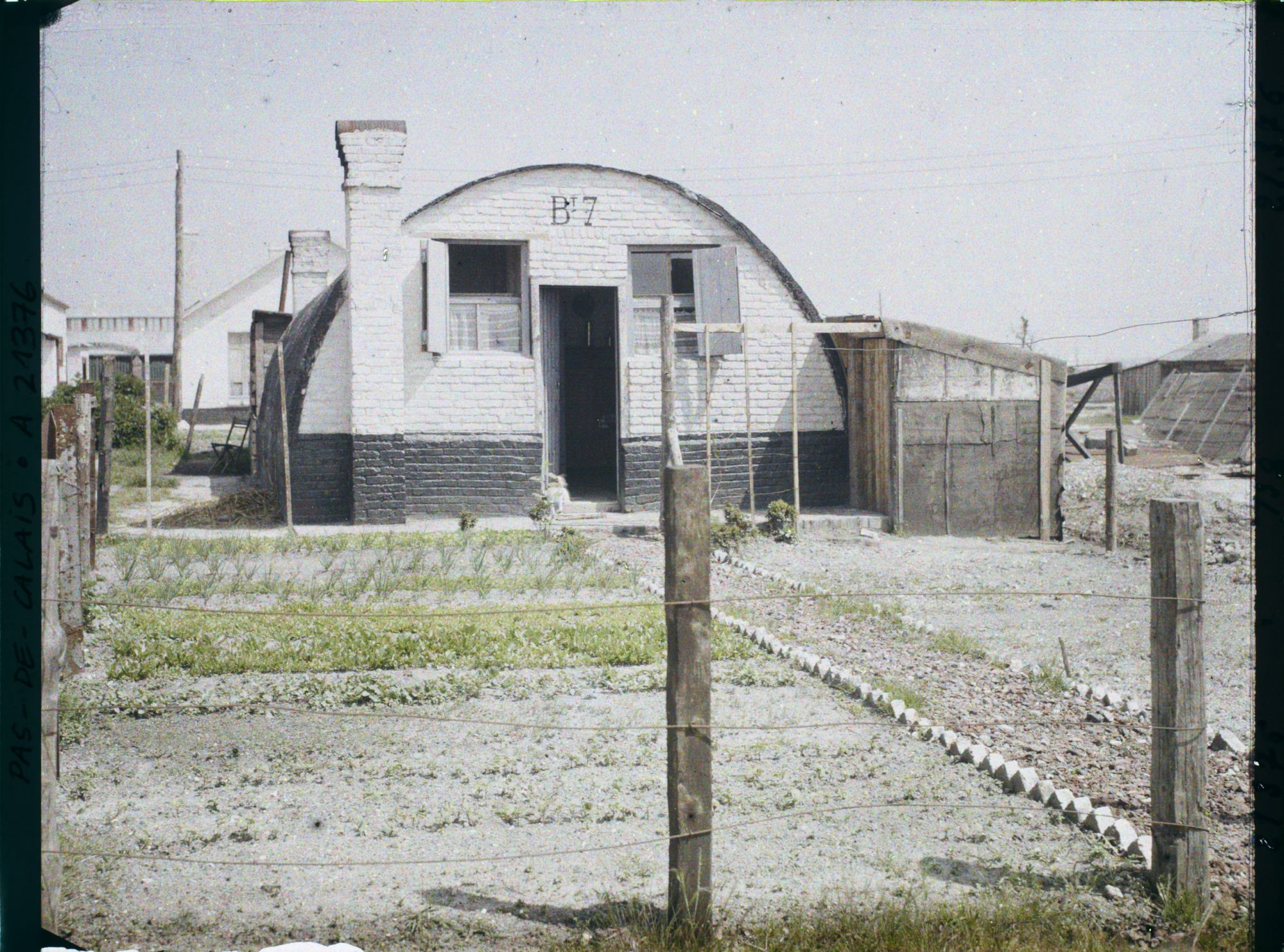 Image représentant France, Lens, Petite maison de mineur avec son jardin