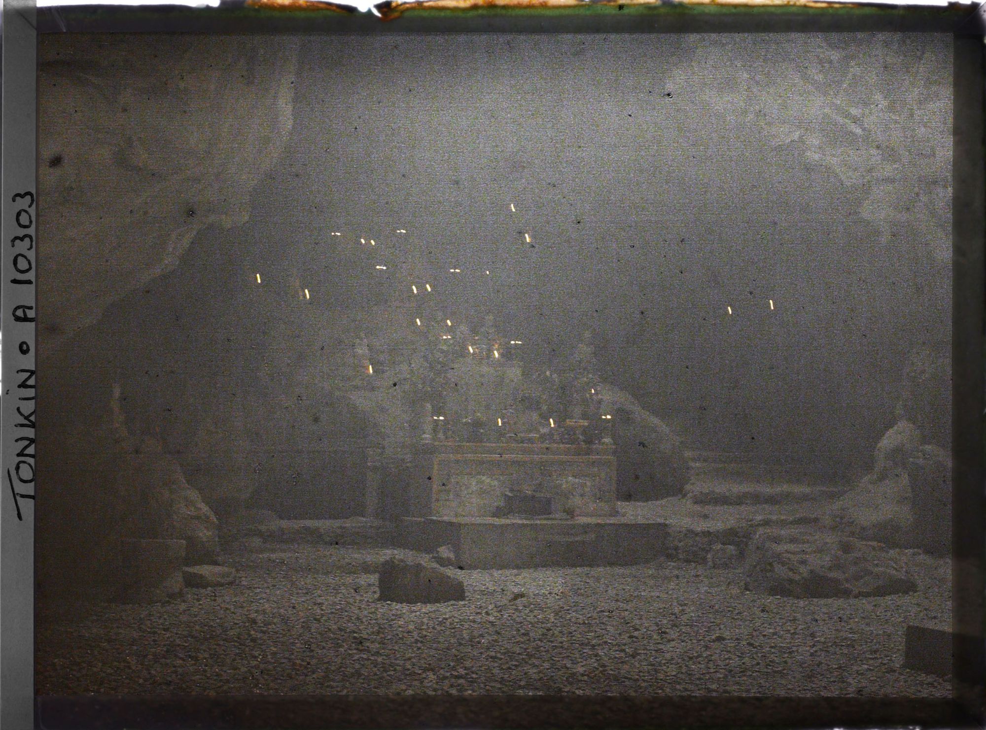 Image représentant Un autel à l'intérieur d'une grotte dans le site bouddhique de Ninh-so'n