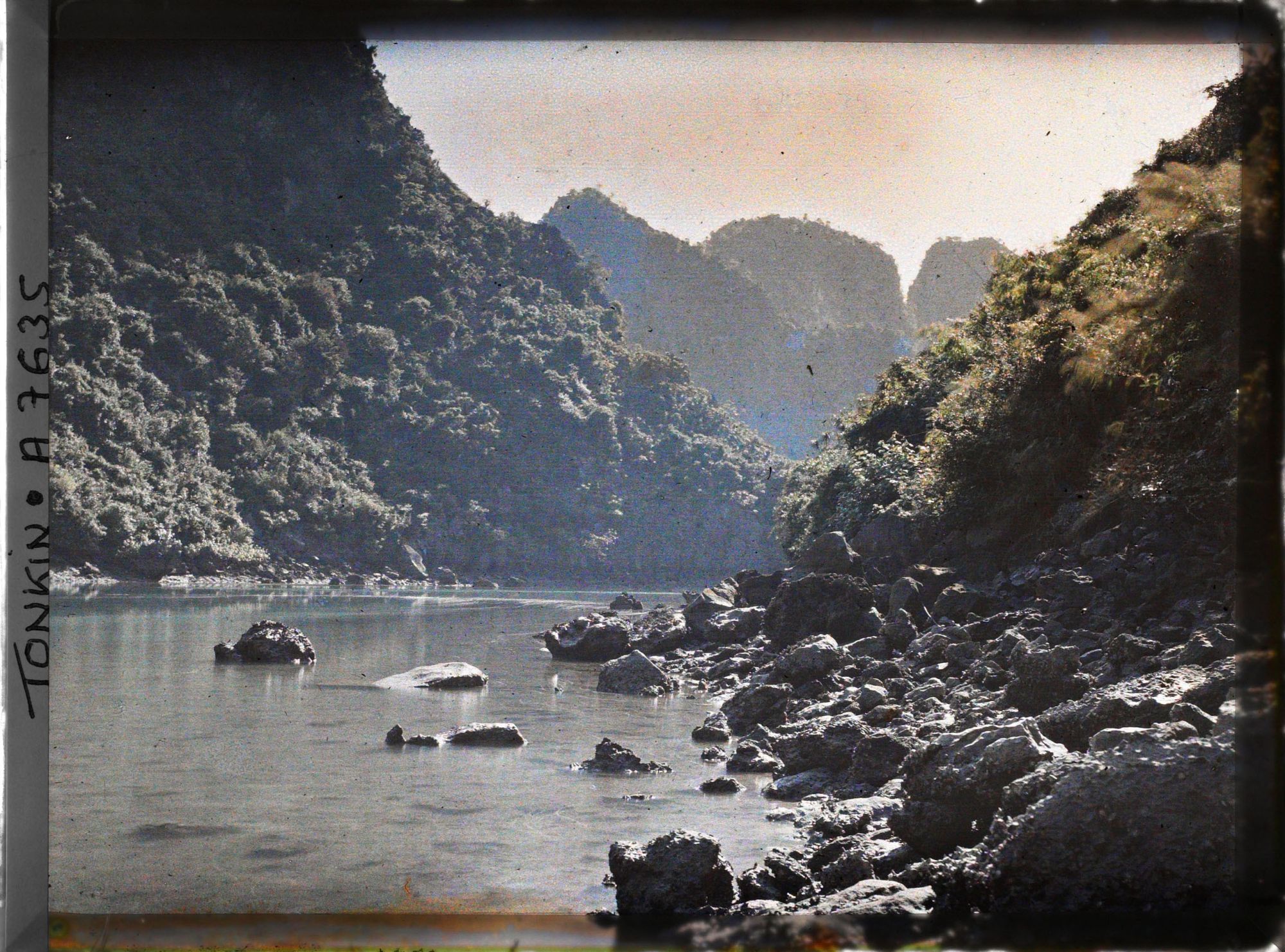 Image représentant Le rivage rocheux des cirques intérieurs du " Groupe de la Paix "