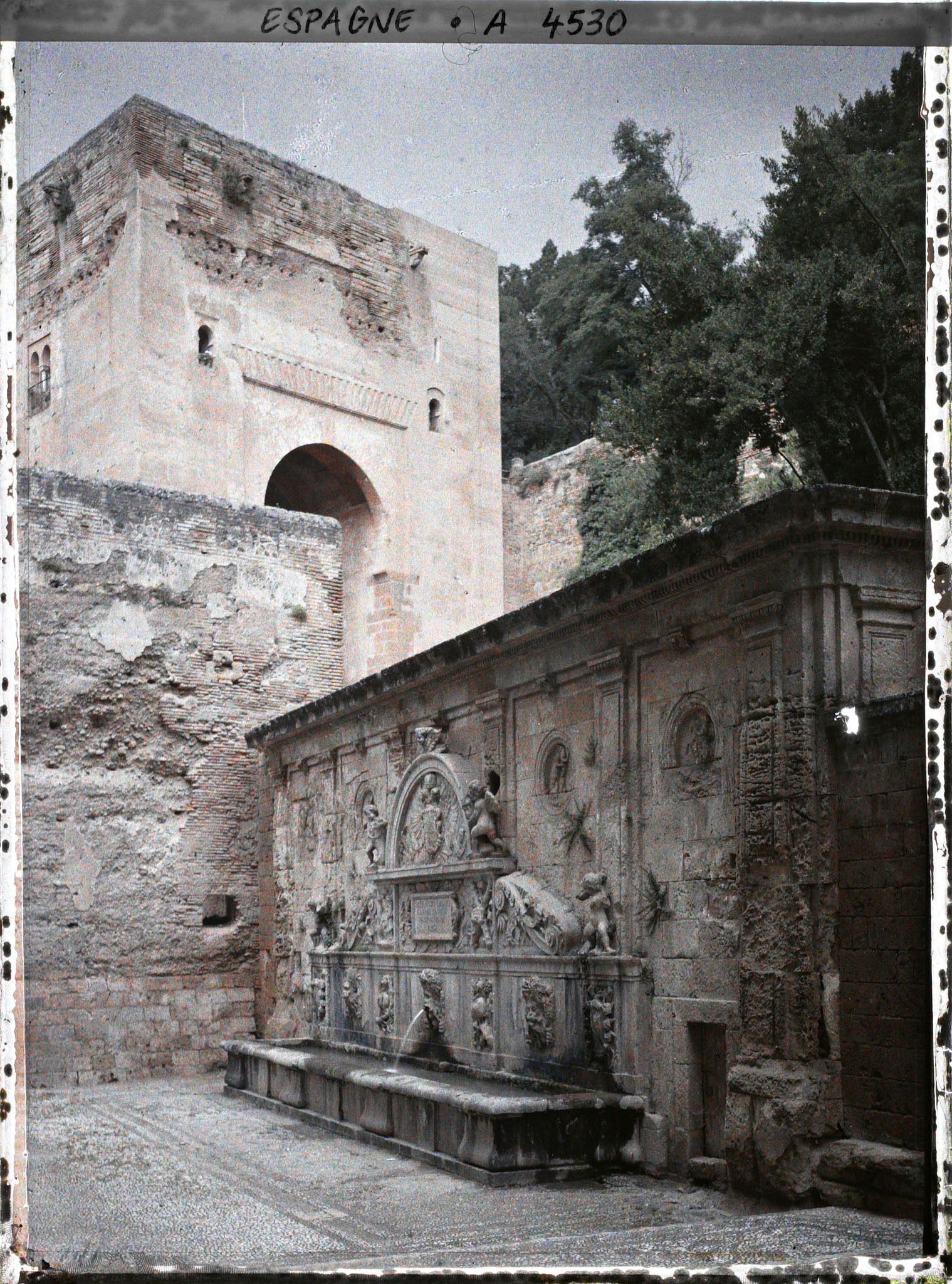 Image représentant Entrée de l'Alhambra : la fontaine de Charles V et la porte de la Justice