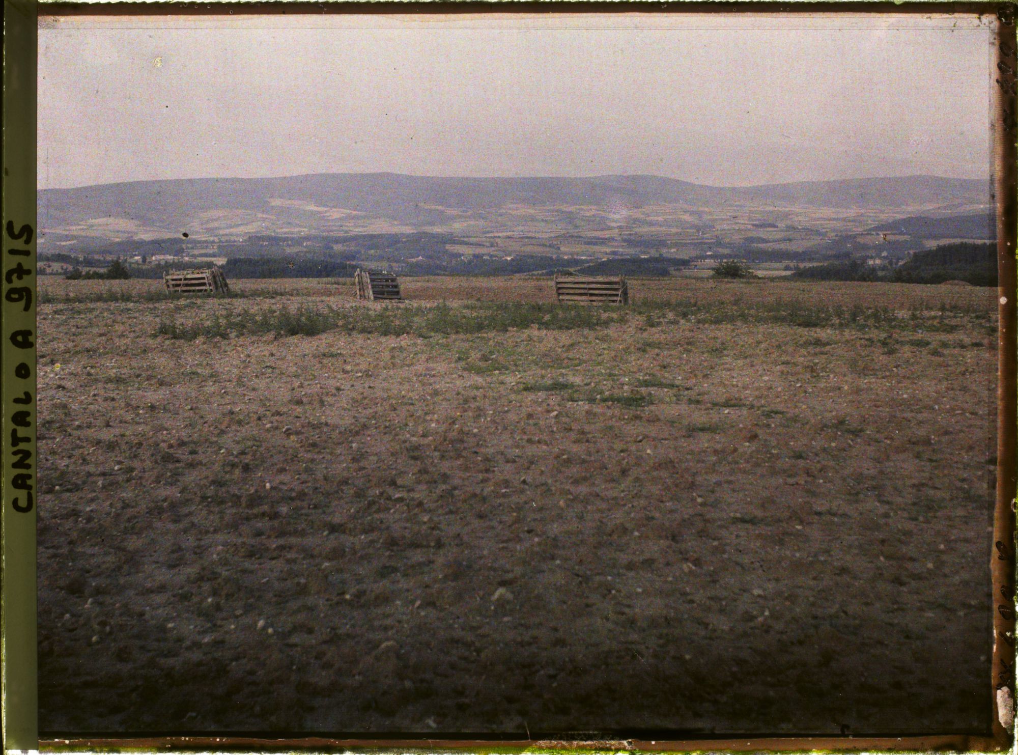 Image représentant Vue sur le massif de la Margeride, avec au premier plan, des barrières pour le parquage des moutons