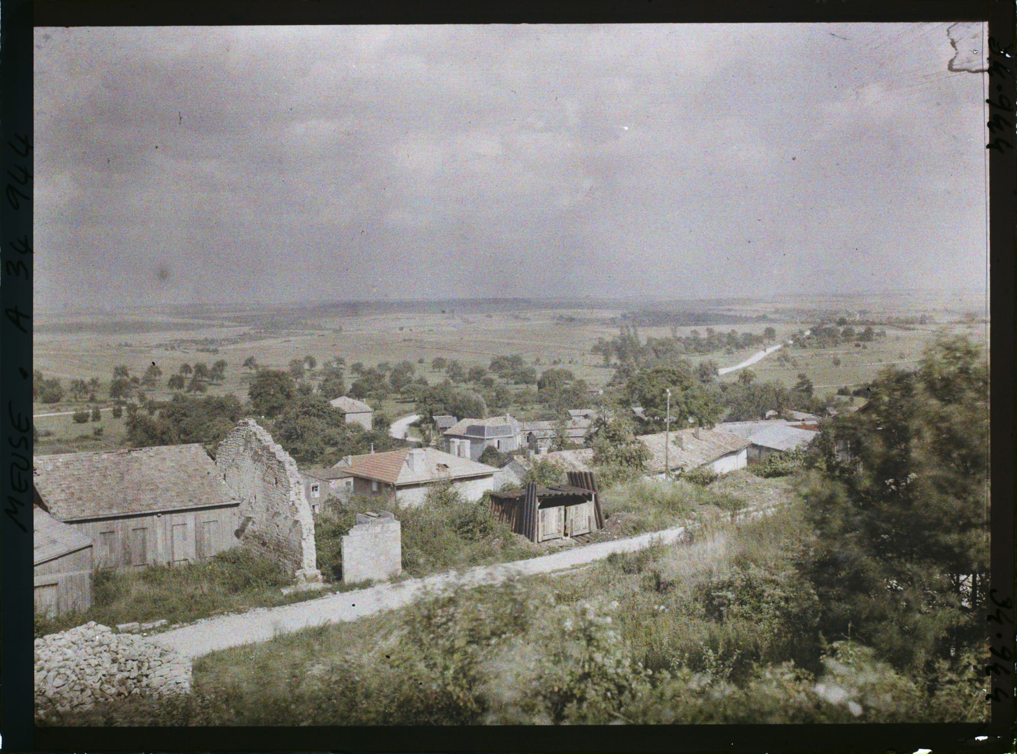Image représentant France, Clermont en Argonne, Est de Clermont : au fond, la route de Verdun et le Clocher de Veuzeville