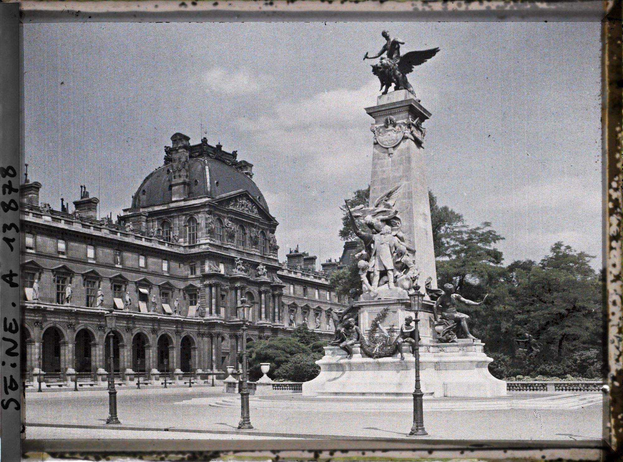 Image représentant Le monument à Gambetta et le Louvre