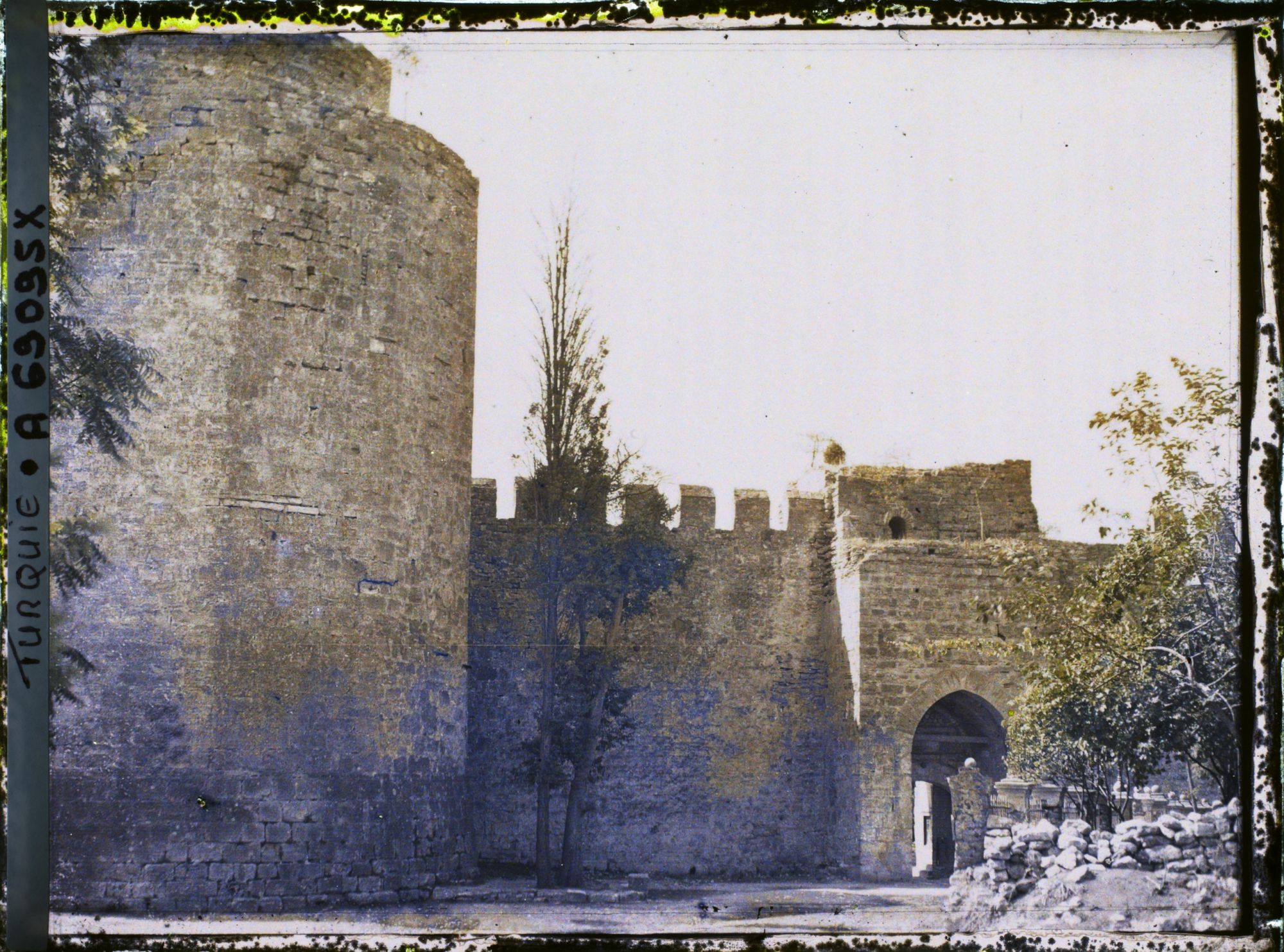 Image représentant Tour ronde, muraille crénelée et porte faisant partie du mur d'enceinte de la vieille ville :