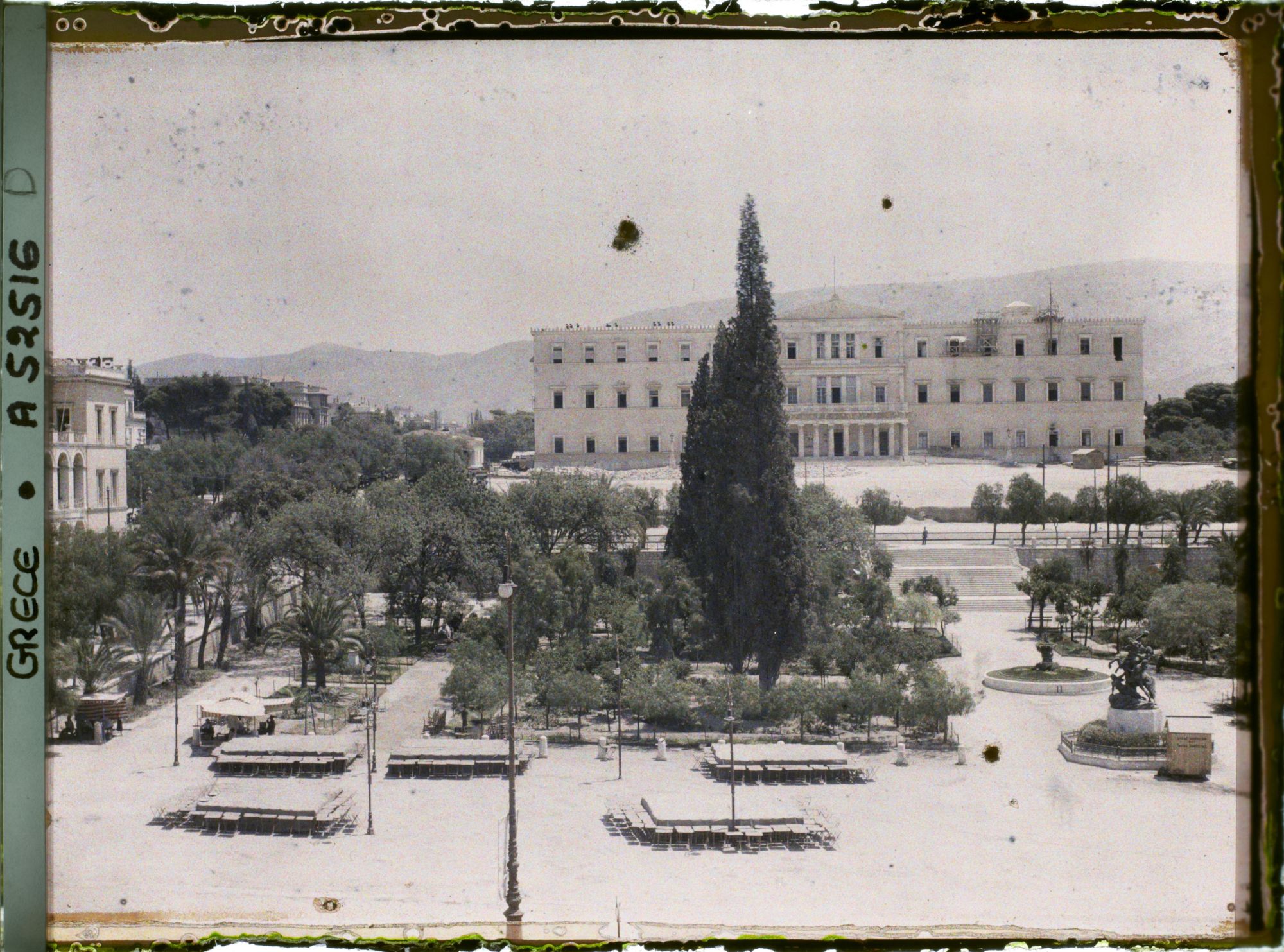 Image représentant La place de la Constitution (Place Syntagma) avec le Palais Royal (actuelle Chambre des Députés) et son jardin (Jardin Royal)