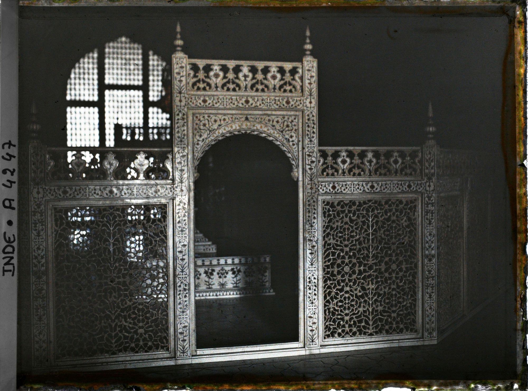 Image représentant A l'intérieur de la salle funéraire du Taj Mahal, des clautras de marbre entourant les catafalques