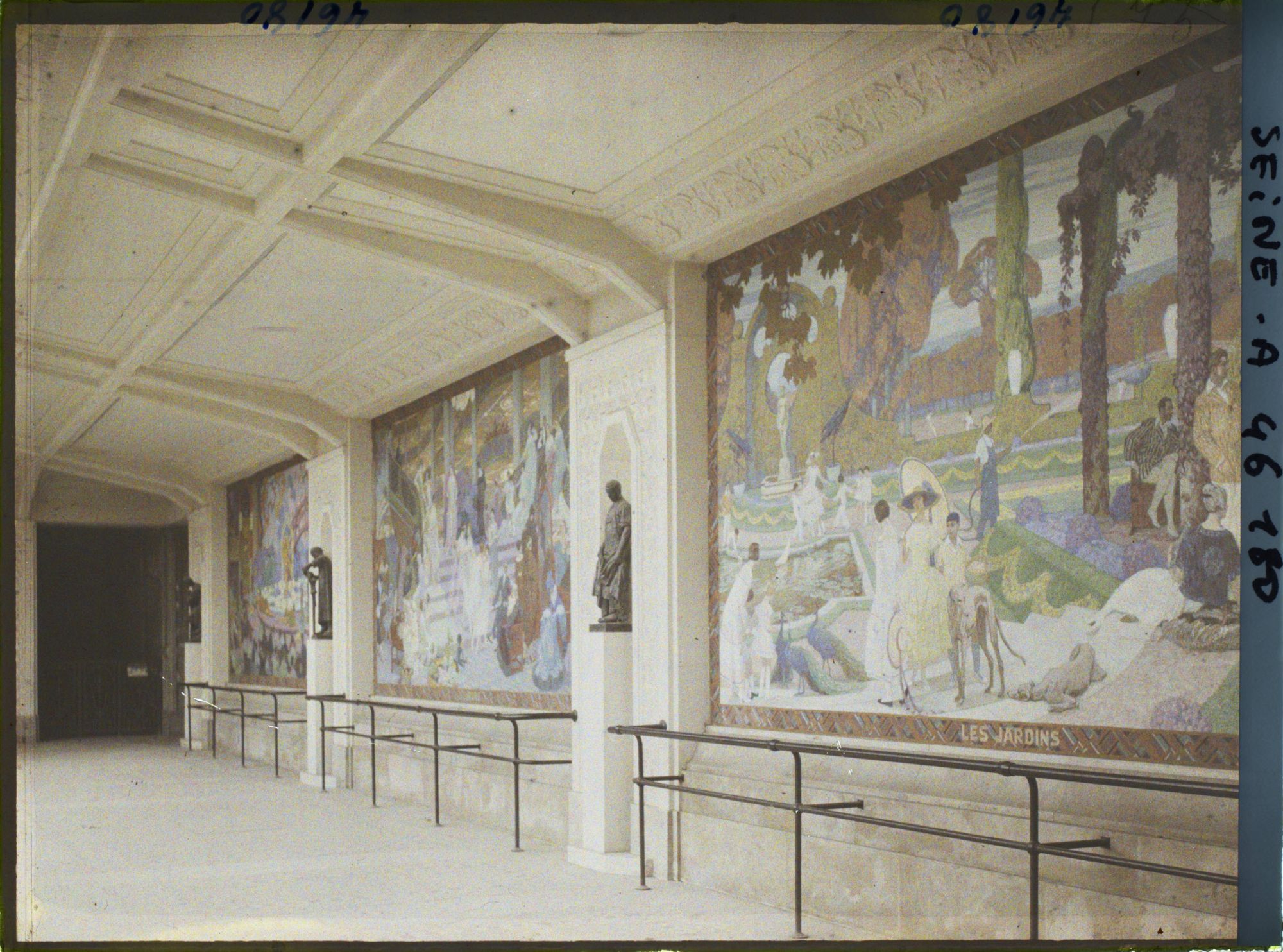 Image représentant L'Exposition des arts décoratifs, la Cour des métiers, sur l'esplanade des Invalides