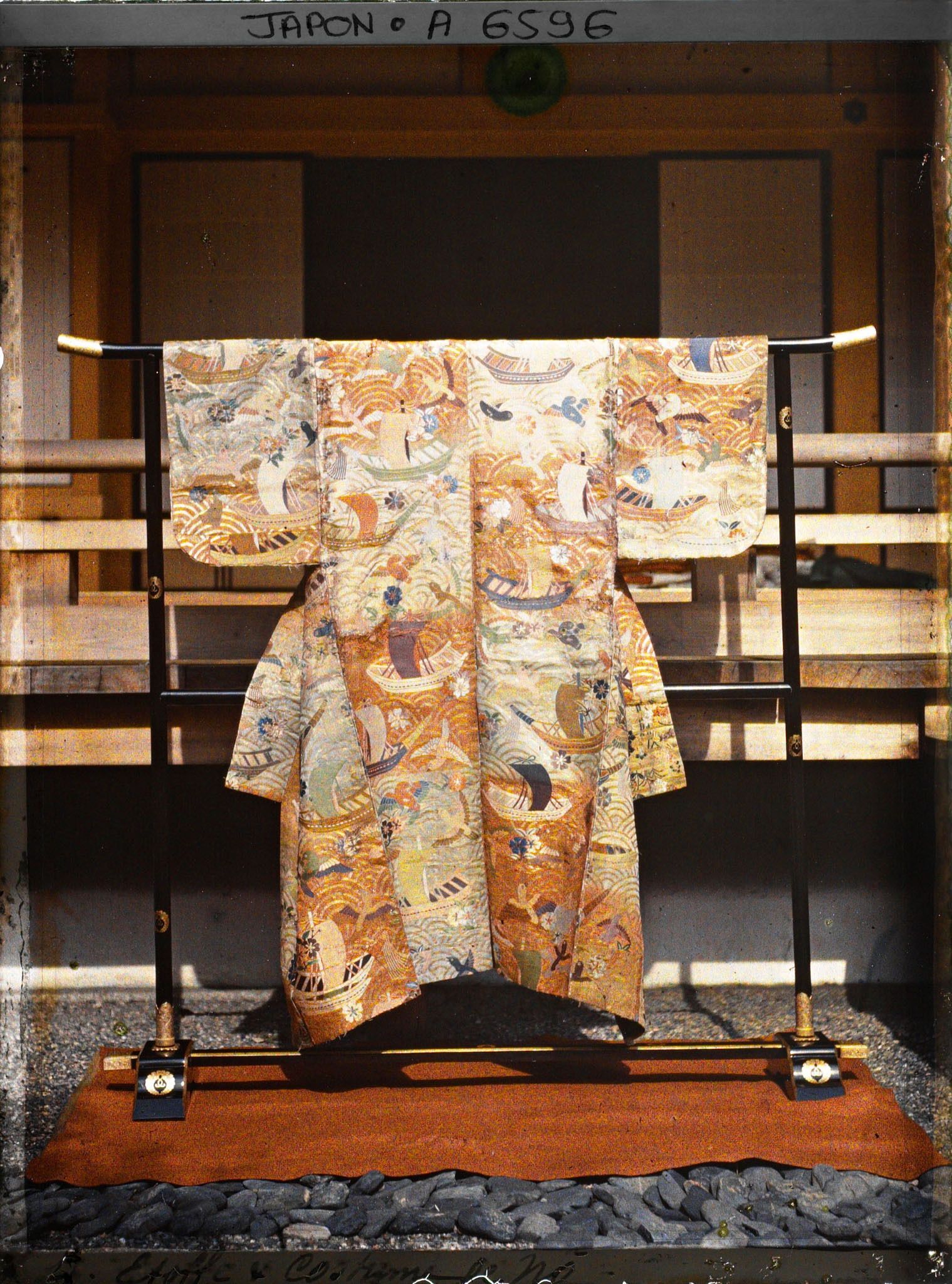 Image représentant Costume de théâtre Nô : kosode en kara-ori, à motifs de bateaux, de vagues, d'oiseaux et de fleurs
