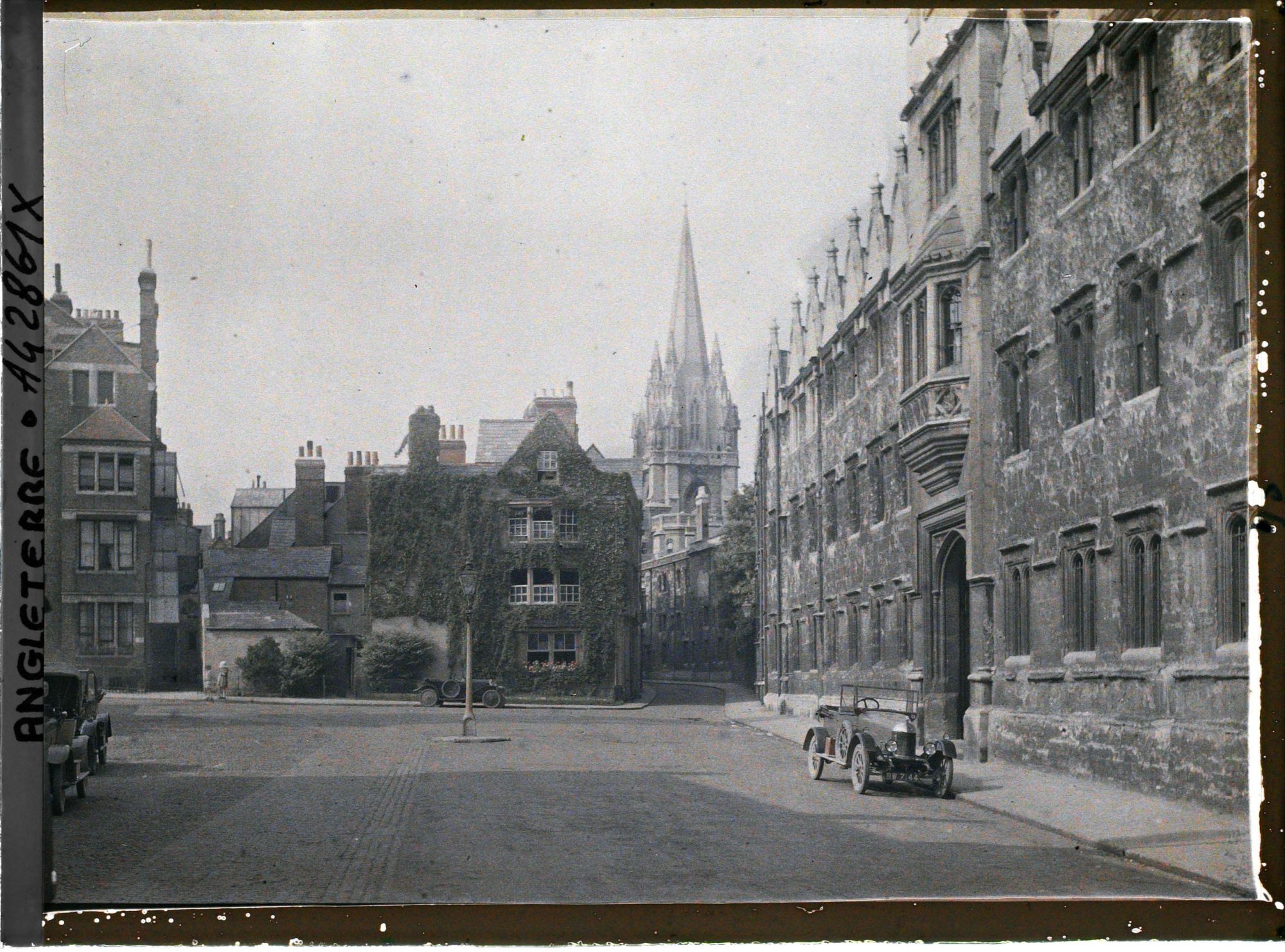 Image représentant Façade du Oriel College sur Oriel square. Au fond, le clocher de l'église Sainte Marie
