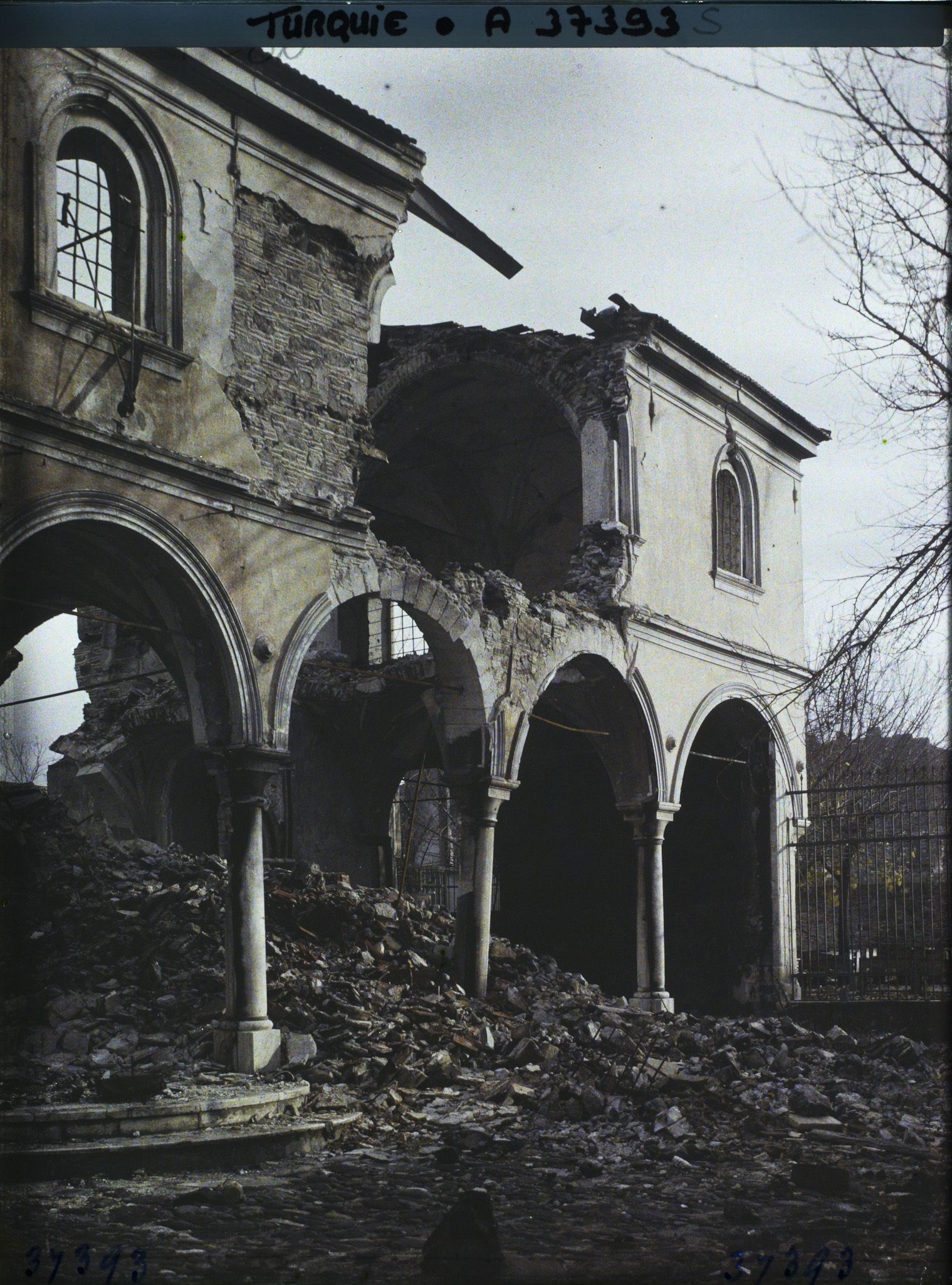 Image représentant Turquie, Smyrne, Incendie de Smyrne en Septembre 1922, Quartier Tchayirli-Bagtché (même quartier) Eglise Grecque de St Dimitri façade
