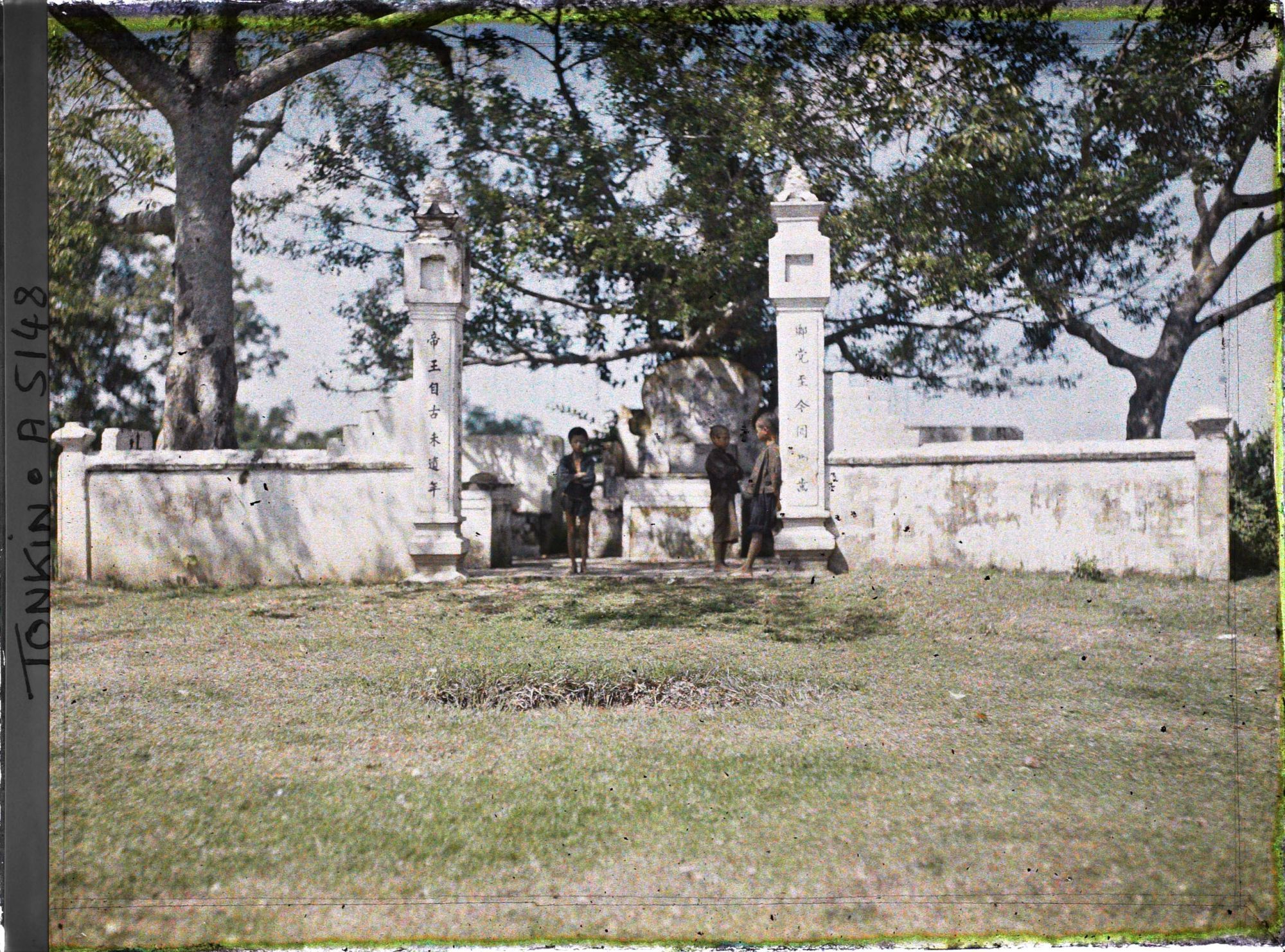 Image représentant Un groupe d'enfants près d'un autel champêtre