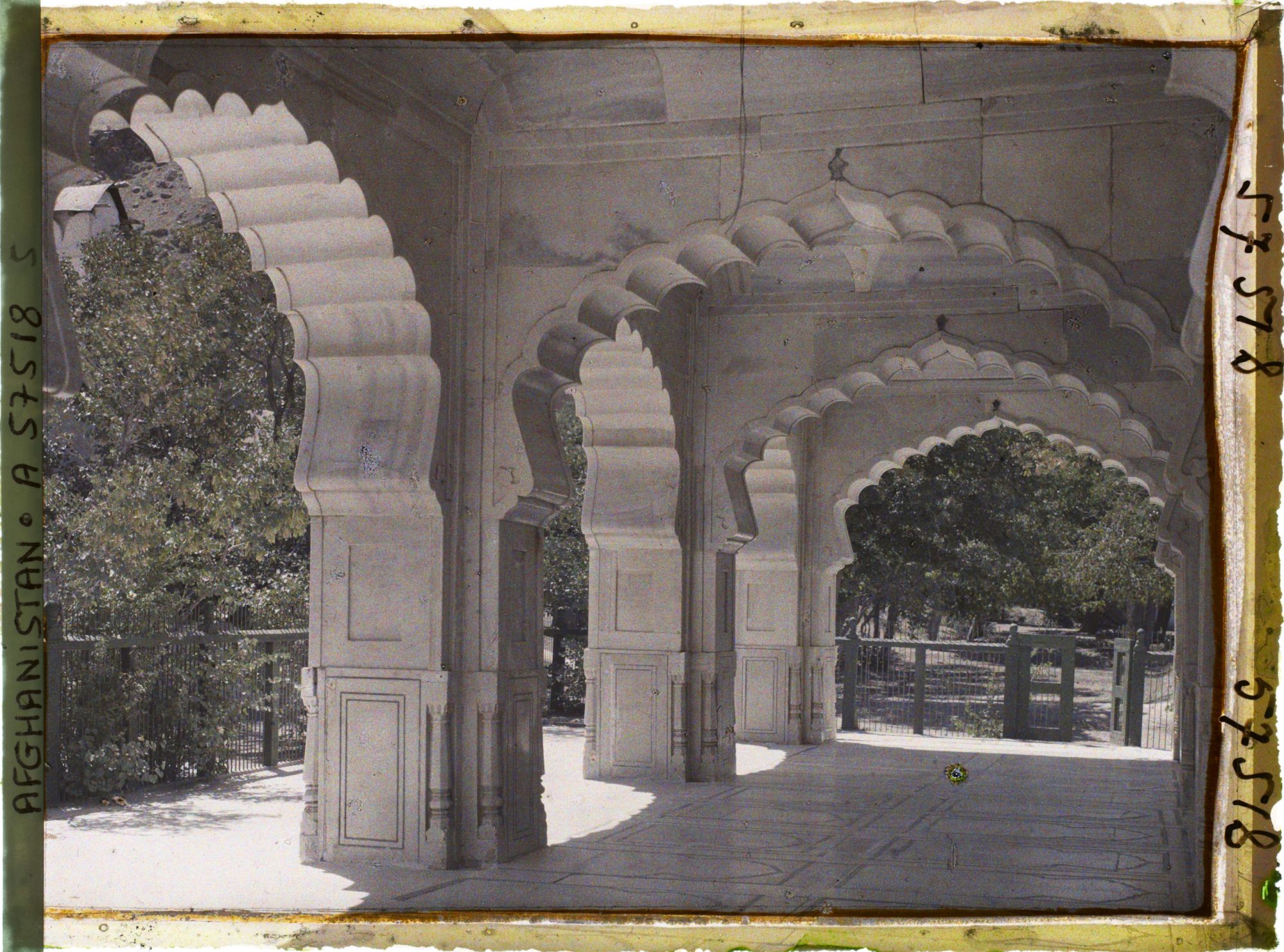 Image représentant Bagh-i-Babour (Jardins de Babour). Les voûtes festonnées de la mosquée de Chah Djahan