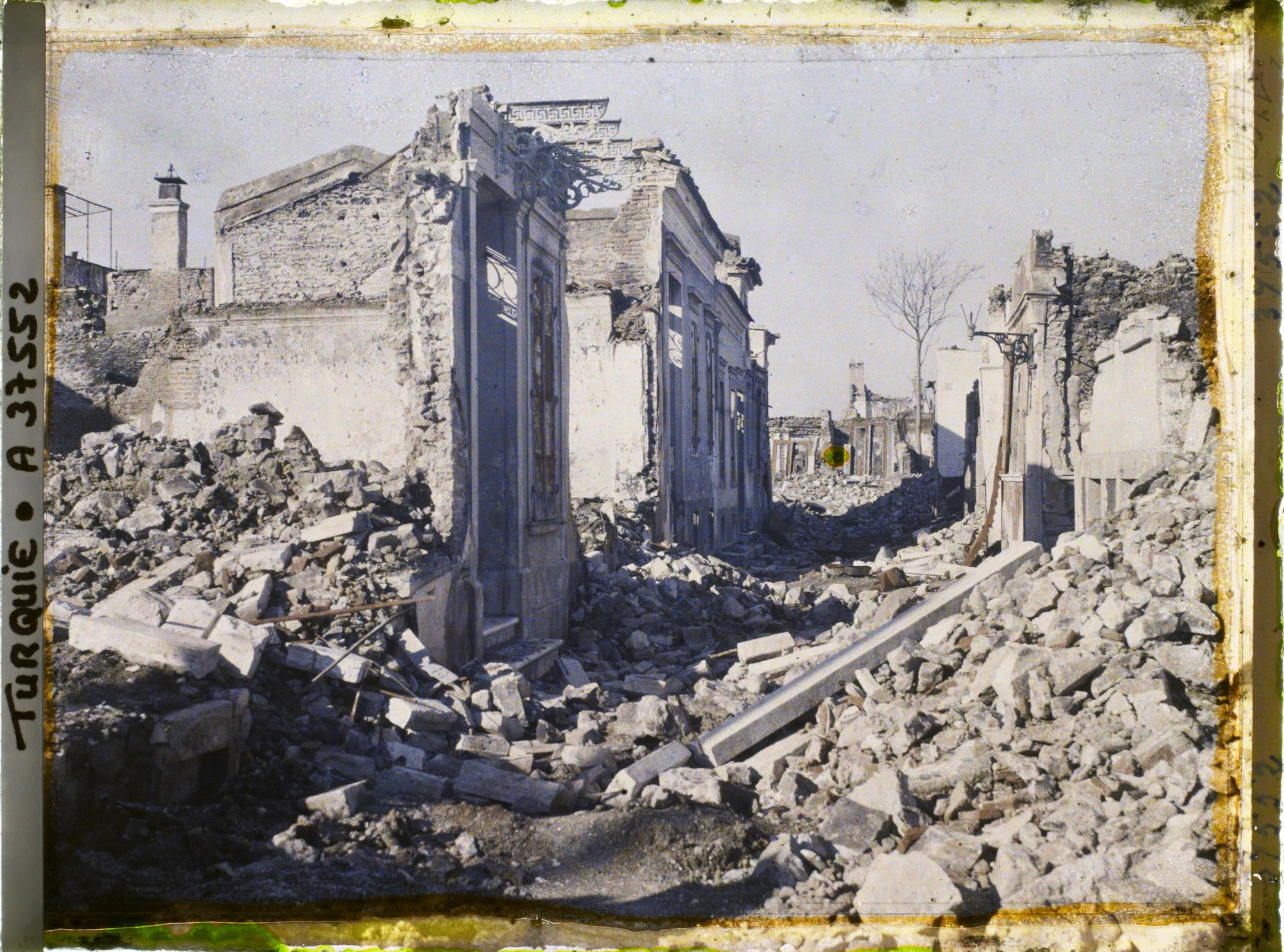 Image représentant Quartier arménien. Une rue en ruines (rue Tchalgedji)