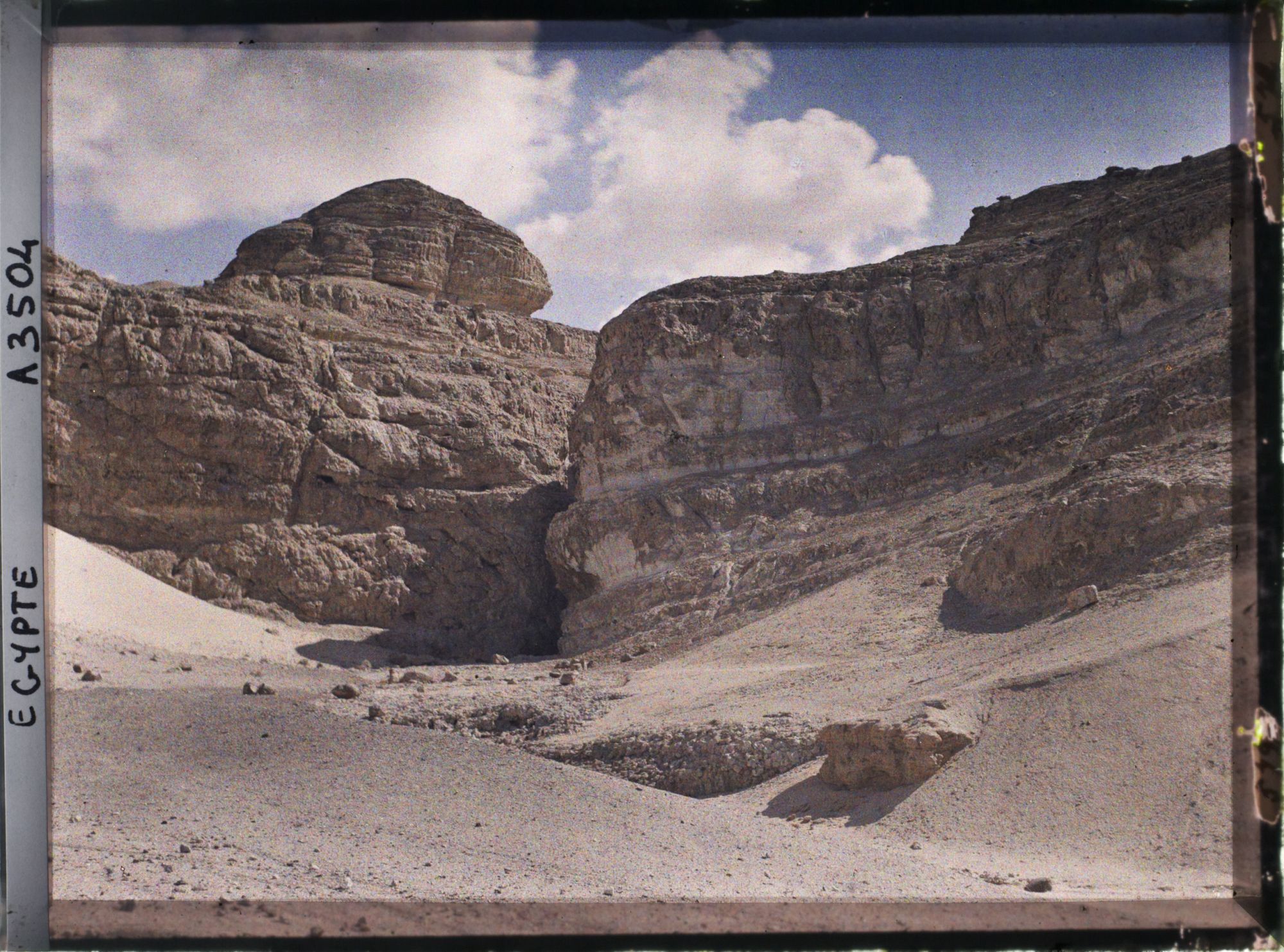 Image représentant La montagne près des  null hypogées