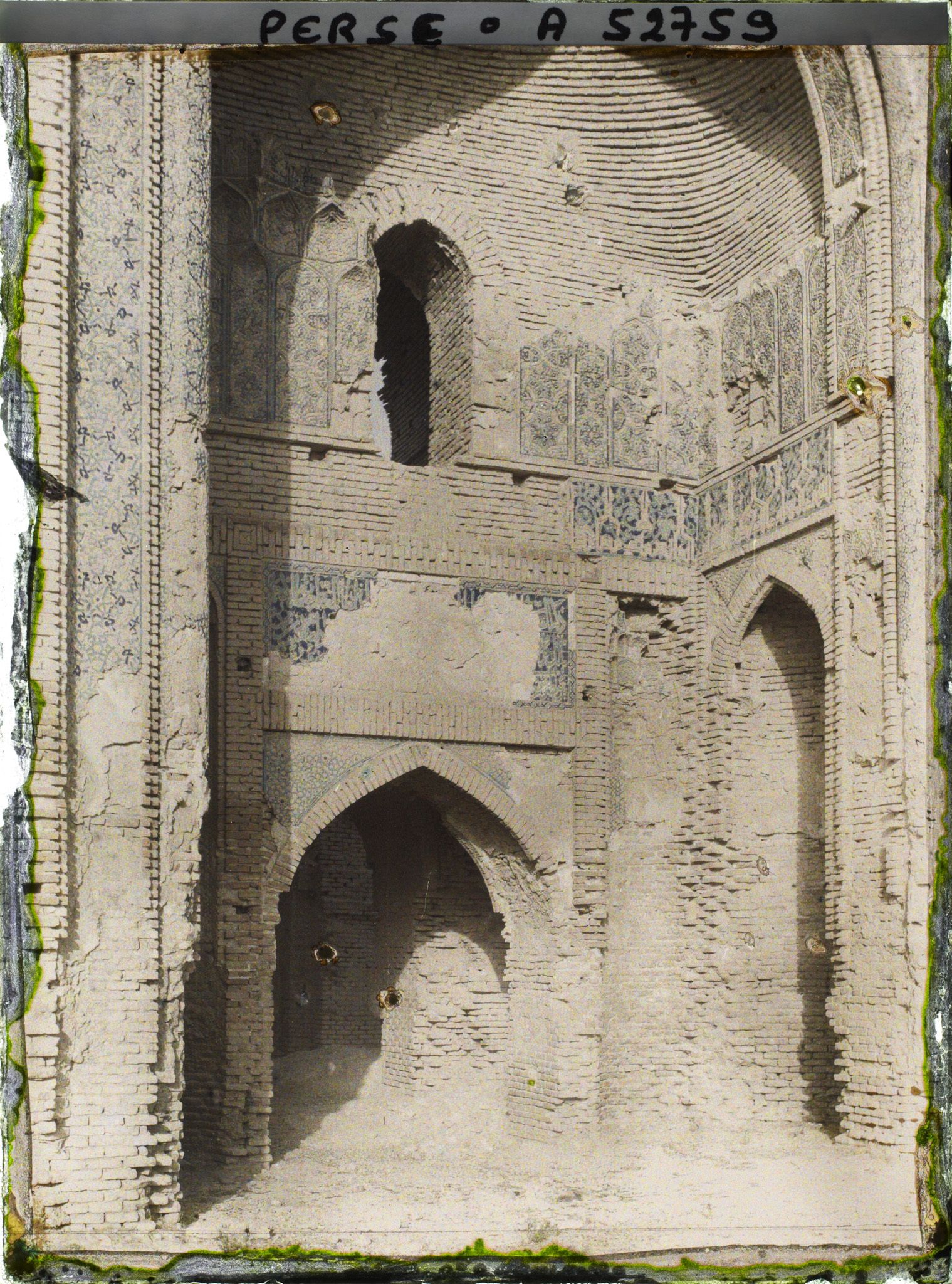Image représentant La Masdjid-i-Djouma (Mosquée du Vendredi ou Grande mosquée, 1322), détail des faïences de l'iwan