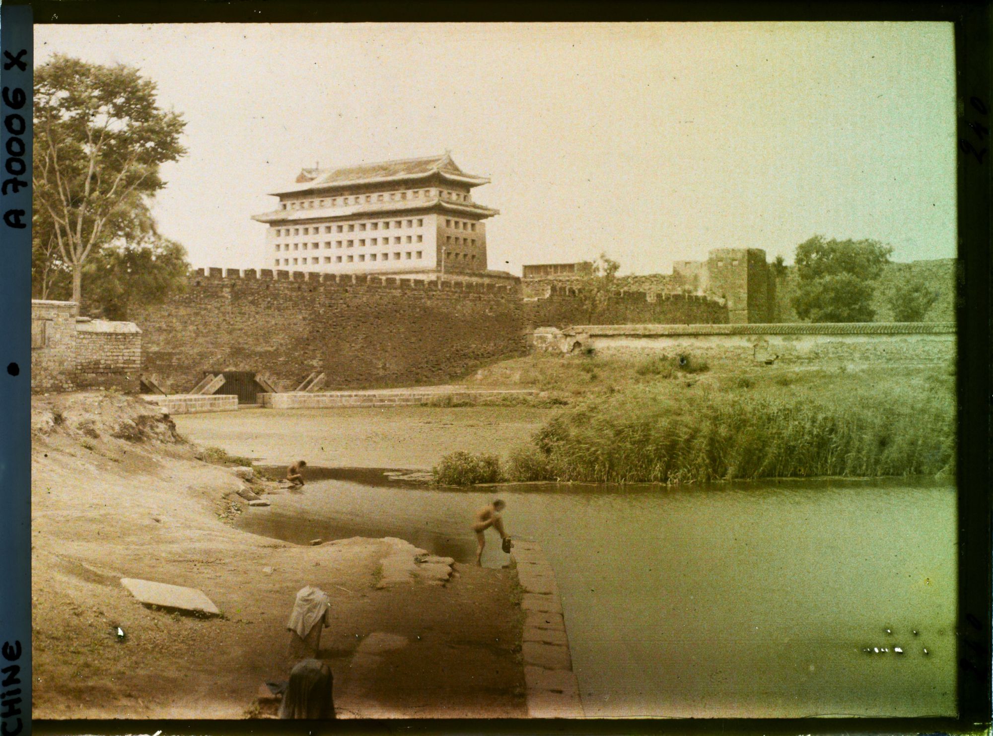 Image représentant Près de la tour d'angle sud-est de la ville tartare