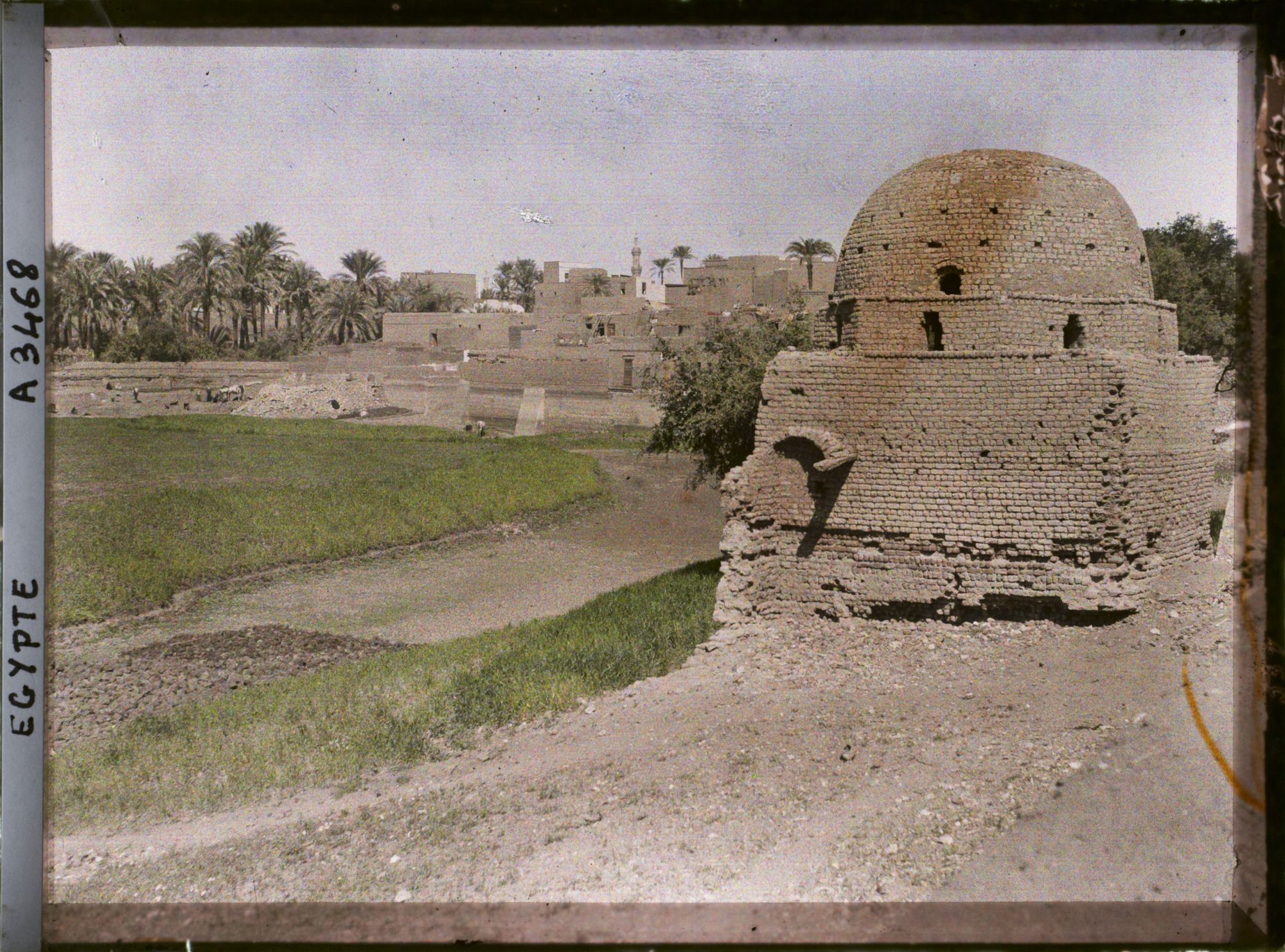 Image représentant Le village et une  null mastaba au premier plan