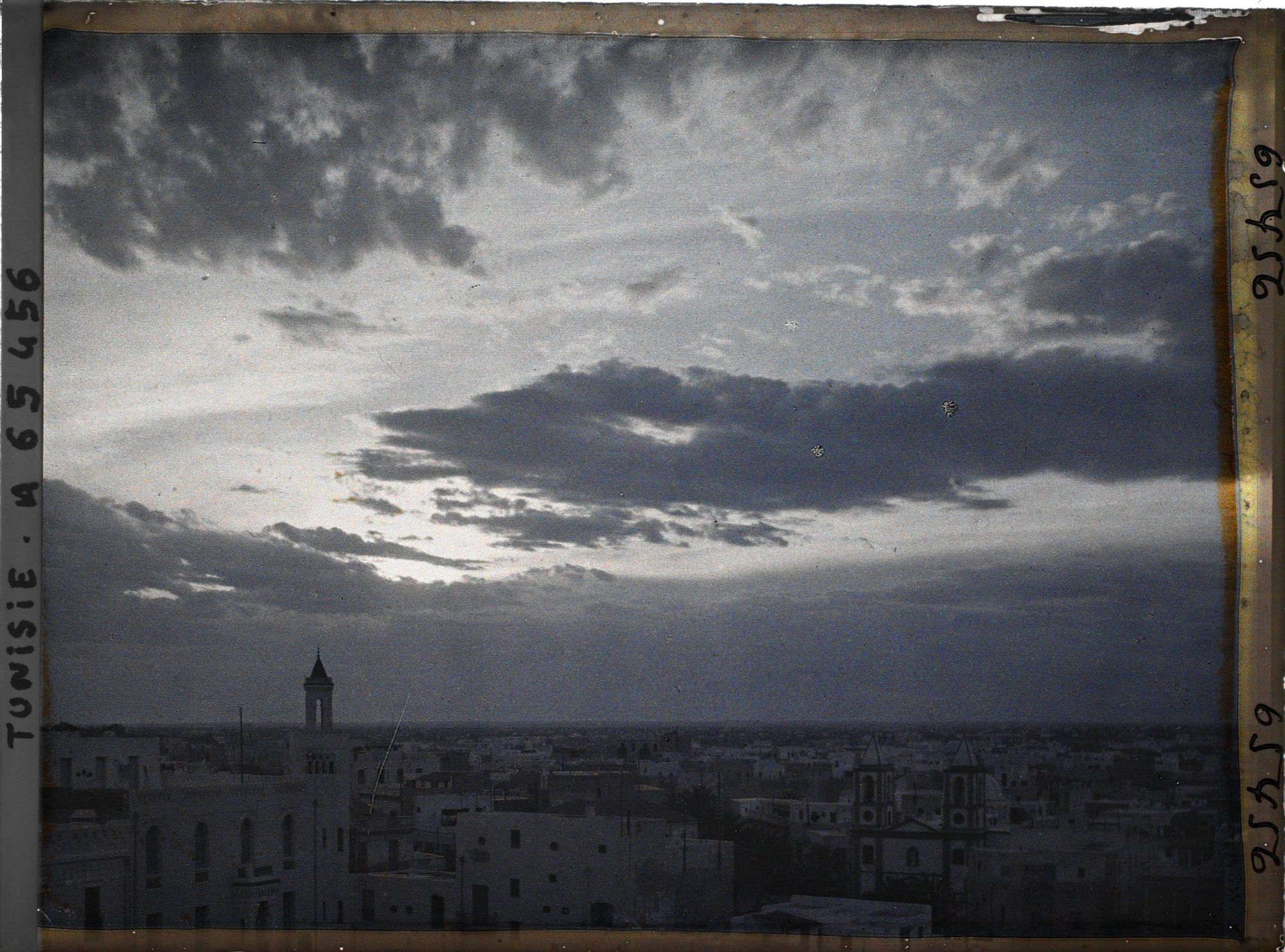 Image représentant Vue panoramique de la ville sous un ciel d'orage