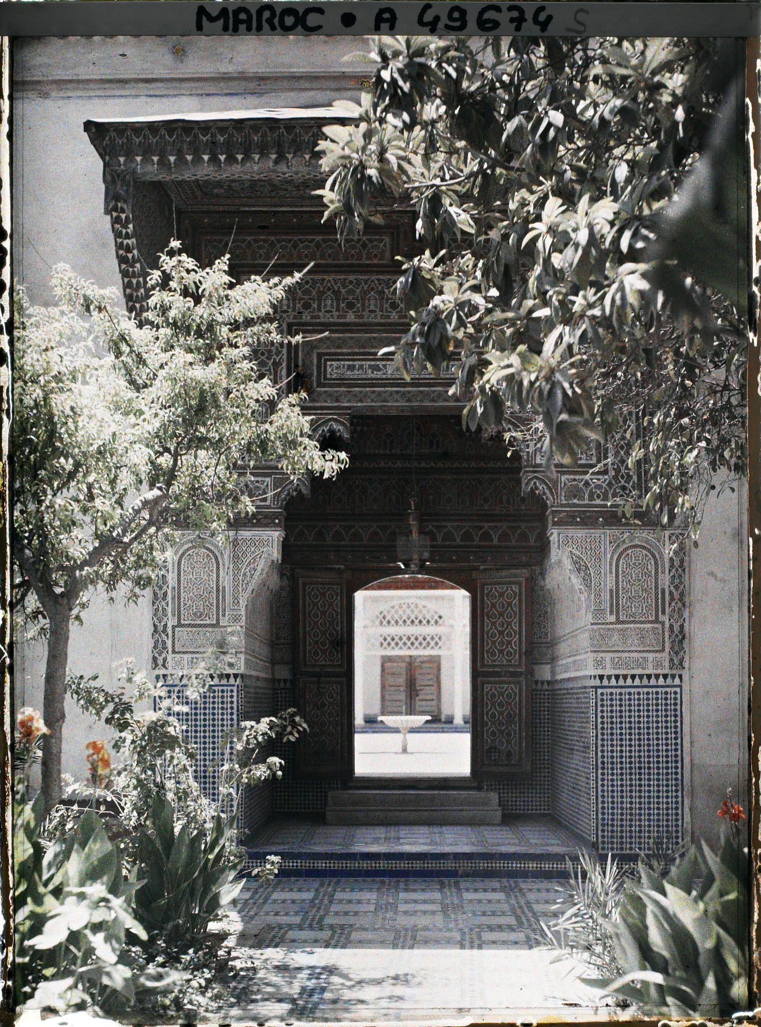 Image représentant Le jardin andalou et le passage donnant accès à la cour d'honneur du palais de la Bahia
