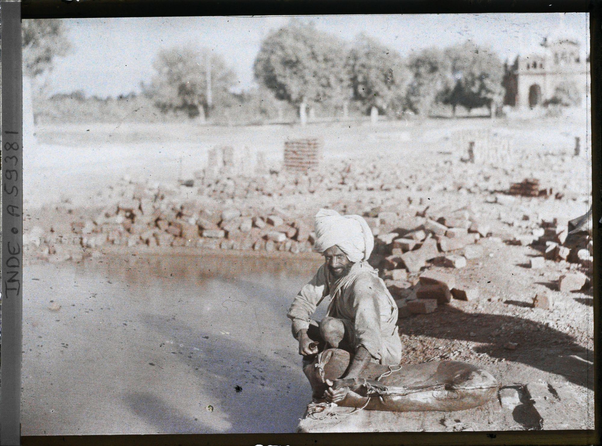 Image représentant Homme sur un chantier remplissant une outre
