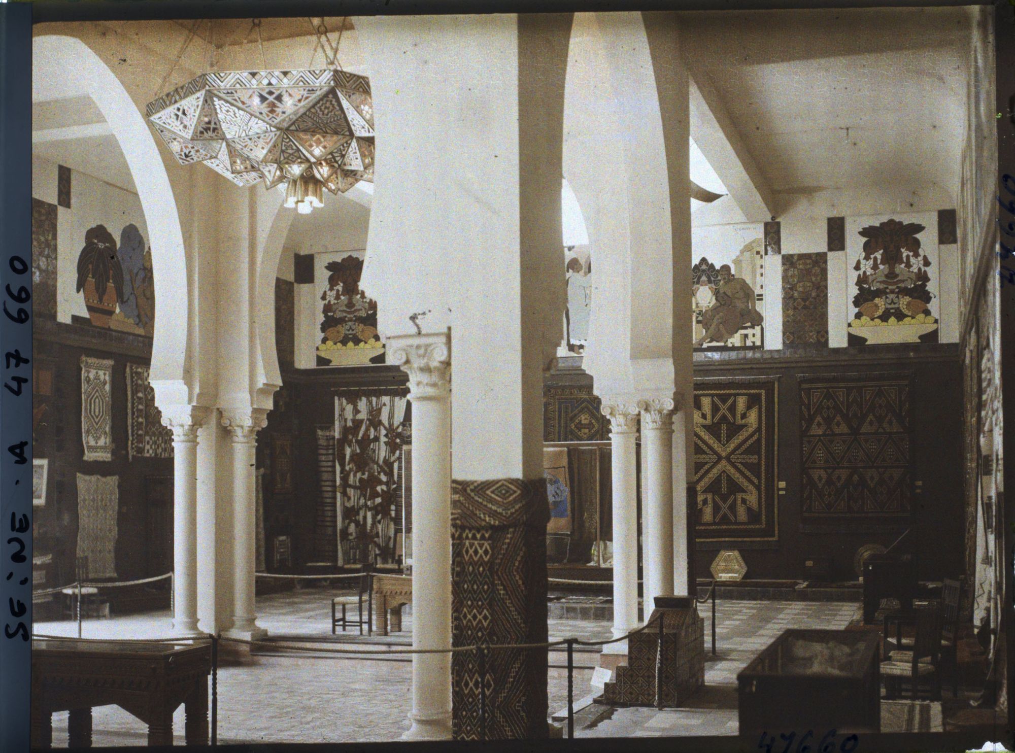 Image représentant L'Exposition des arts décoratifs, Pavillon de l'Algérie, le hall