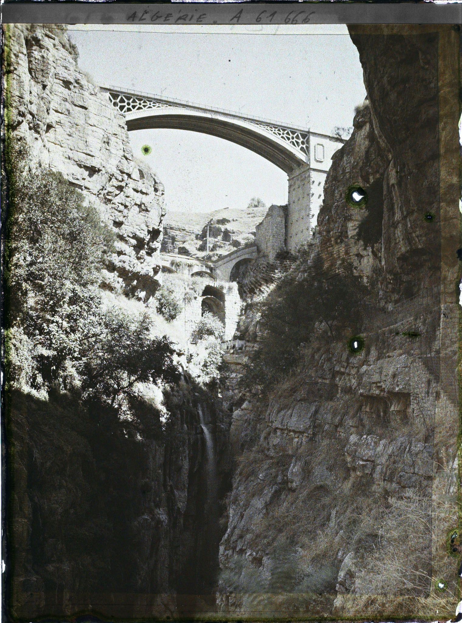 Image représentant Algérie, Constantine, Au fond des gorges, Vue vers le pont d'El Kantara