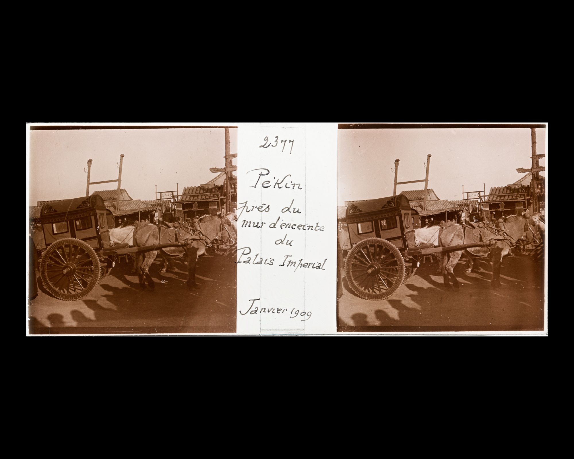 Image représentant Un attelage de notable sur Donganmen dajie ("avenue de la Porte de l'Est")