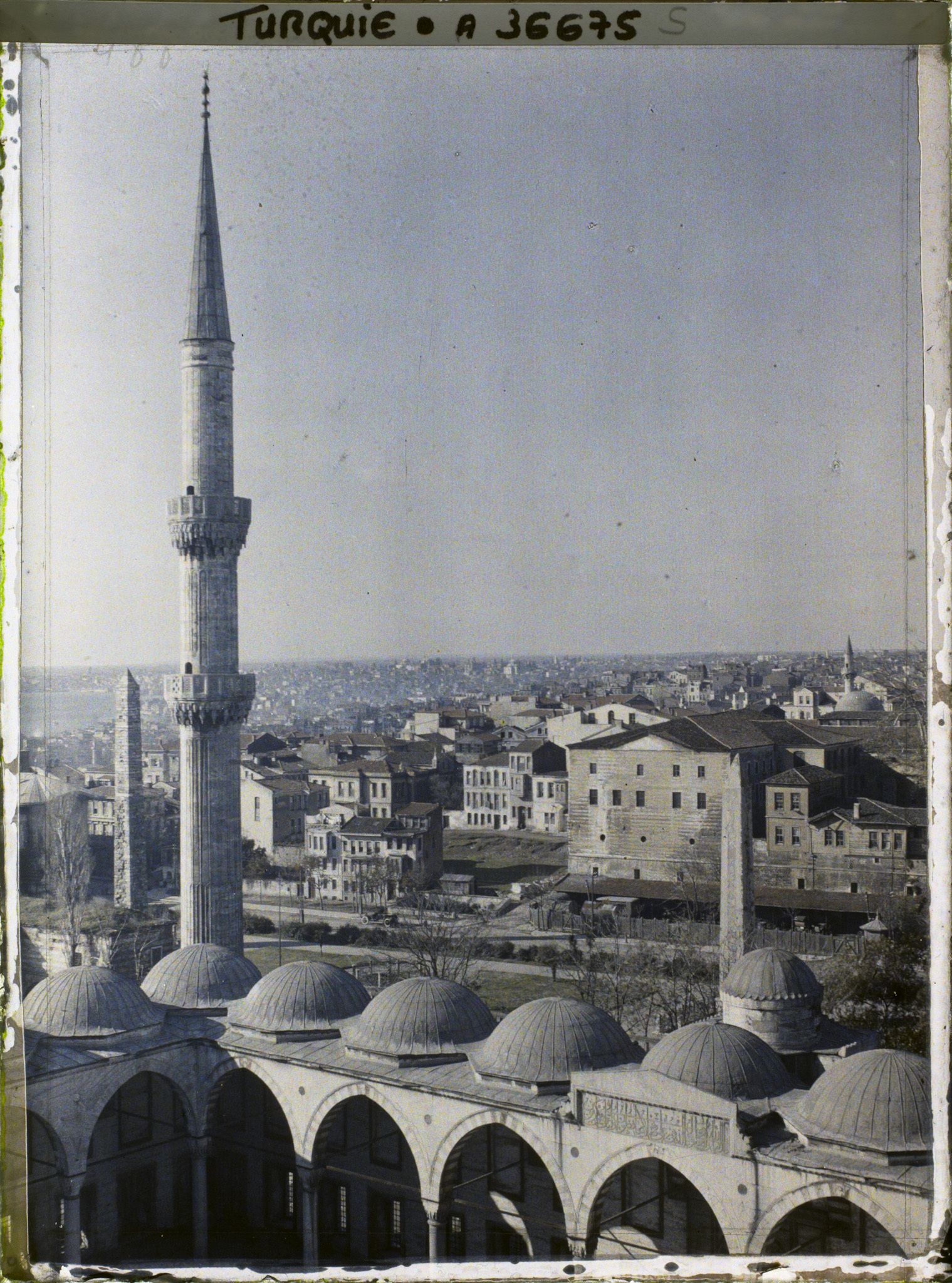 Image représentant Vue d'un minaret de la Sultan Ahmet Camii ou "mosquée Bleue" sur la place At Meydani et les quartiers voisins