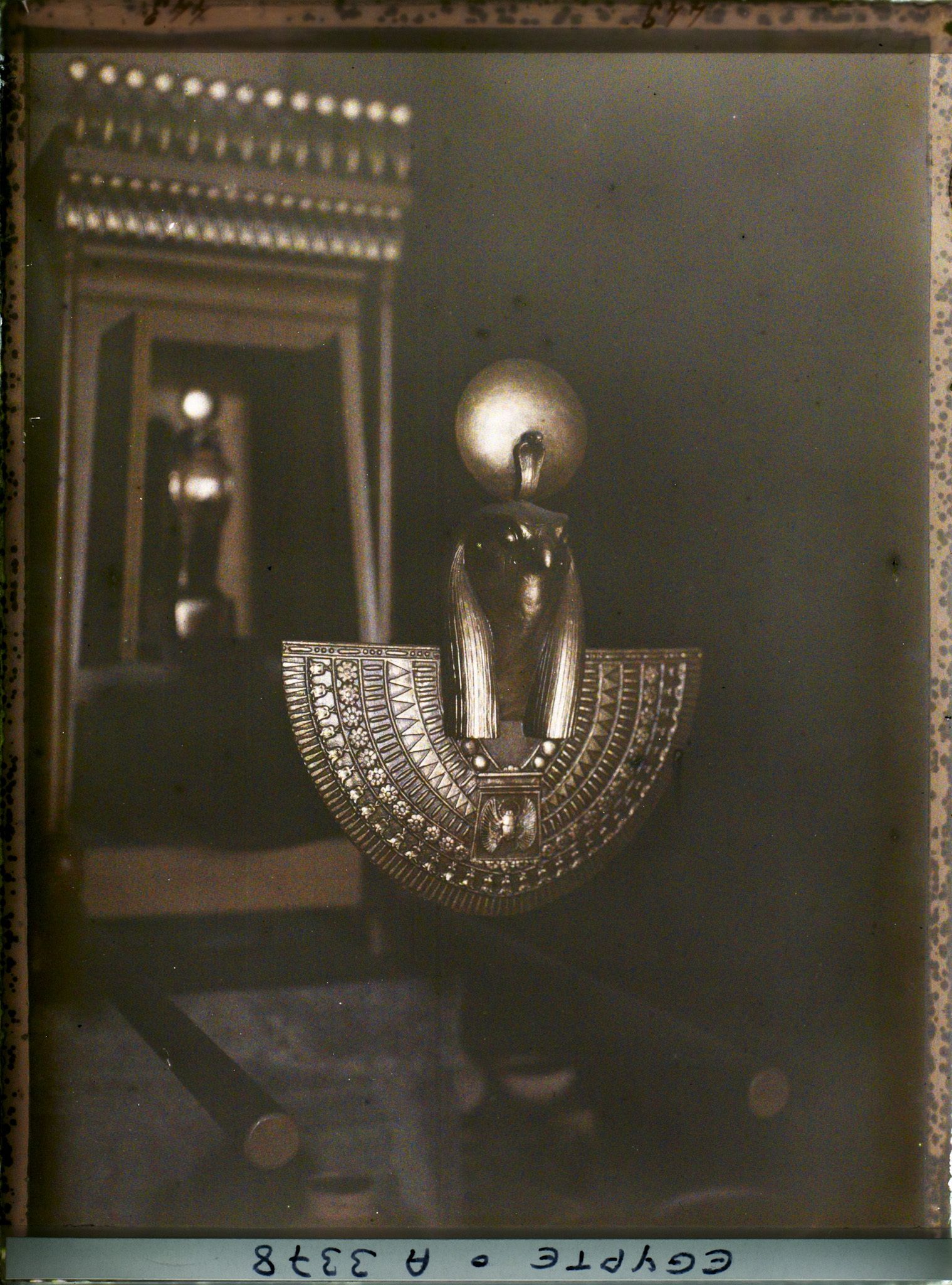 Image représentant Reconstitution de la barque sacrée dans le sanctuaire du temple d'Hator