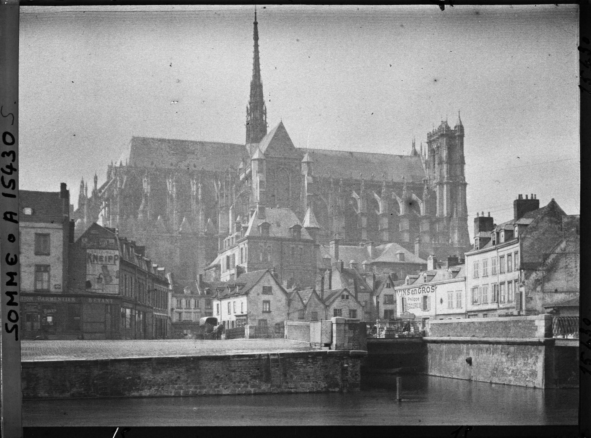 Image représentant France, Amiens, La Cathédrale vue prise des bords de la Somme