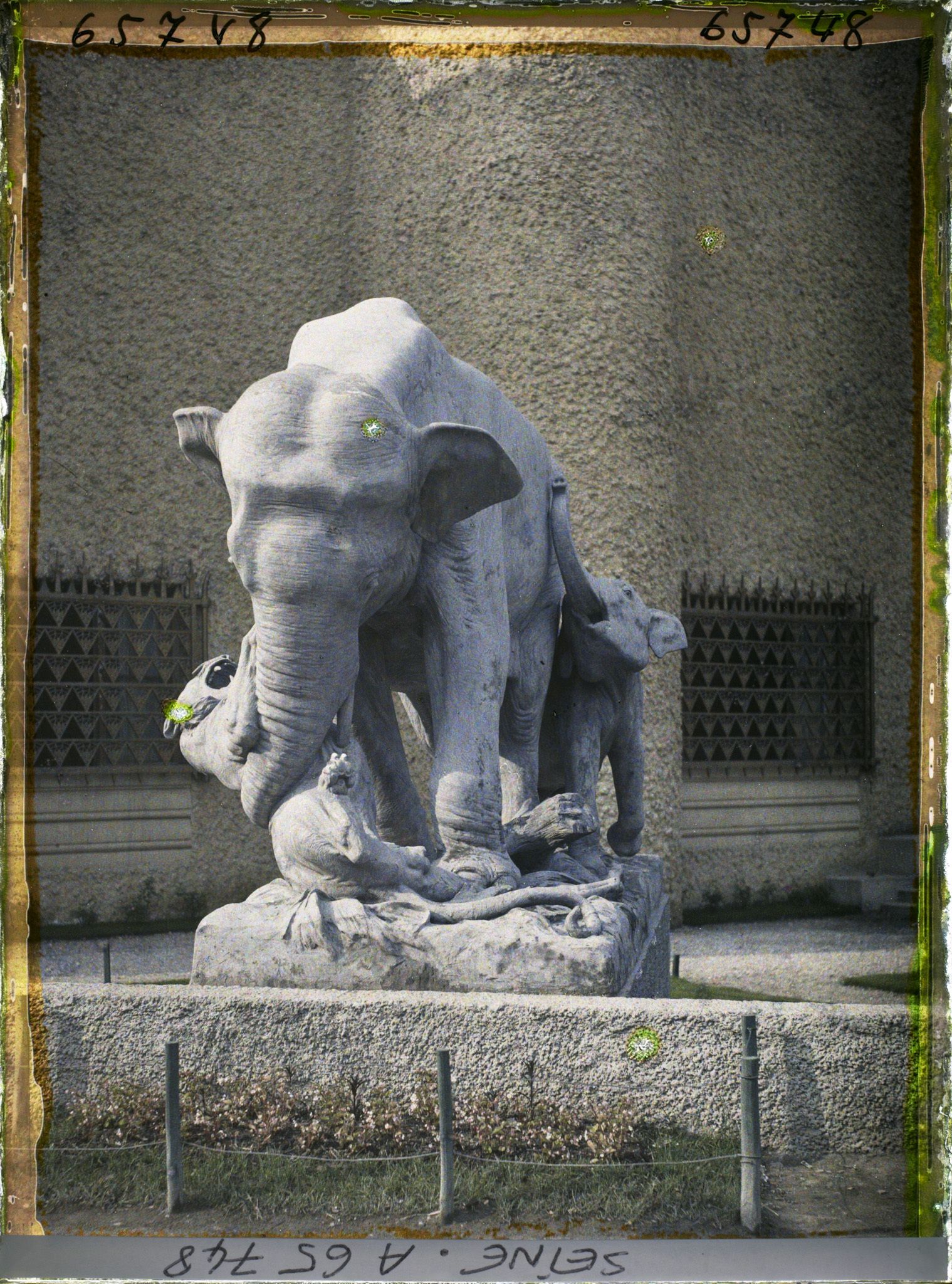 Image représentant L'Exposition Coloniale Internationale de 1931, Eléphants attaqués par un tigre de Georges Gardet devant le palais des Beaux-Arts