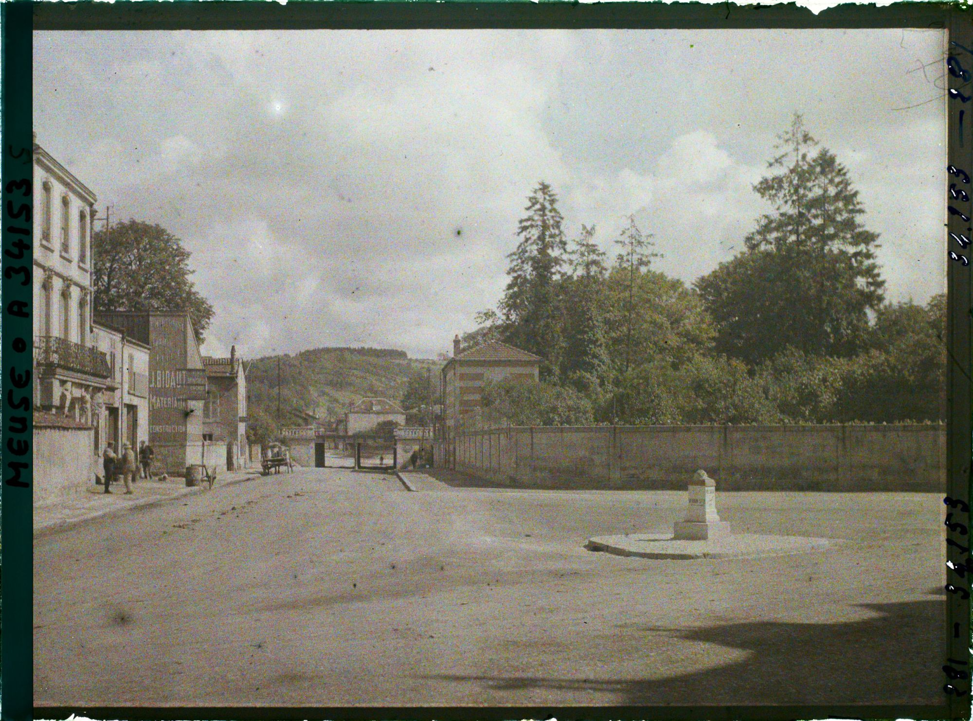 Image représentant France, Bar-le-Duc, L'entrée de la Voie Sacrée et la 1ère borne