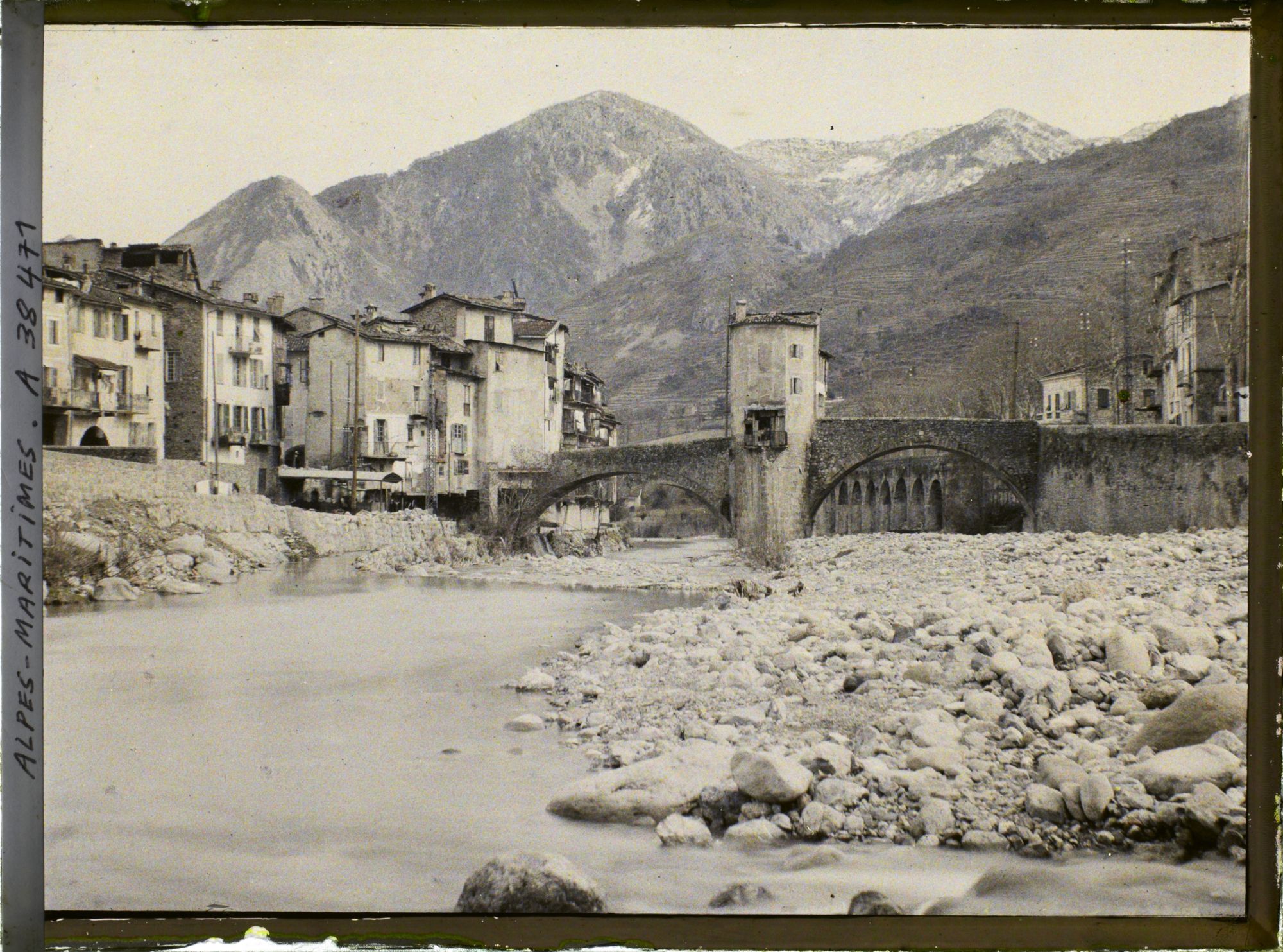 Image représentant Le pont vieux à péage, pont fortifié enjambant la Bévéra