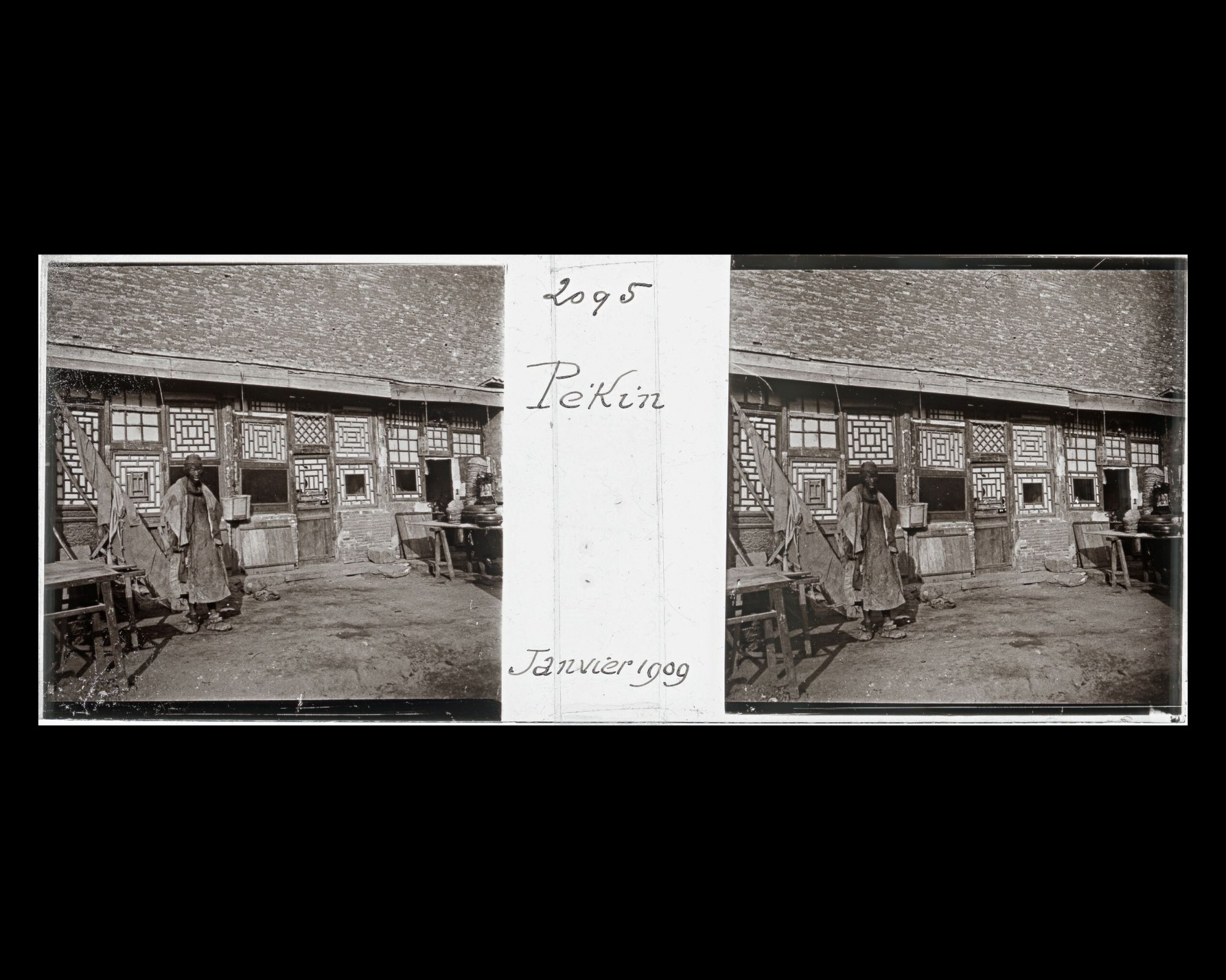 Image représentant Scène de rue sous les murs du bastion (wengcheng) de Xizhimen ("porte Droite de l'Ouest")