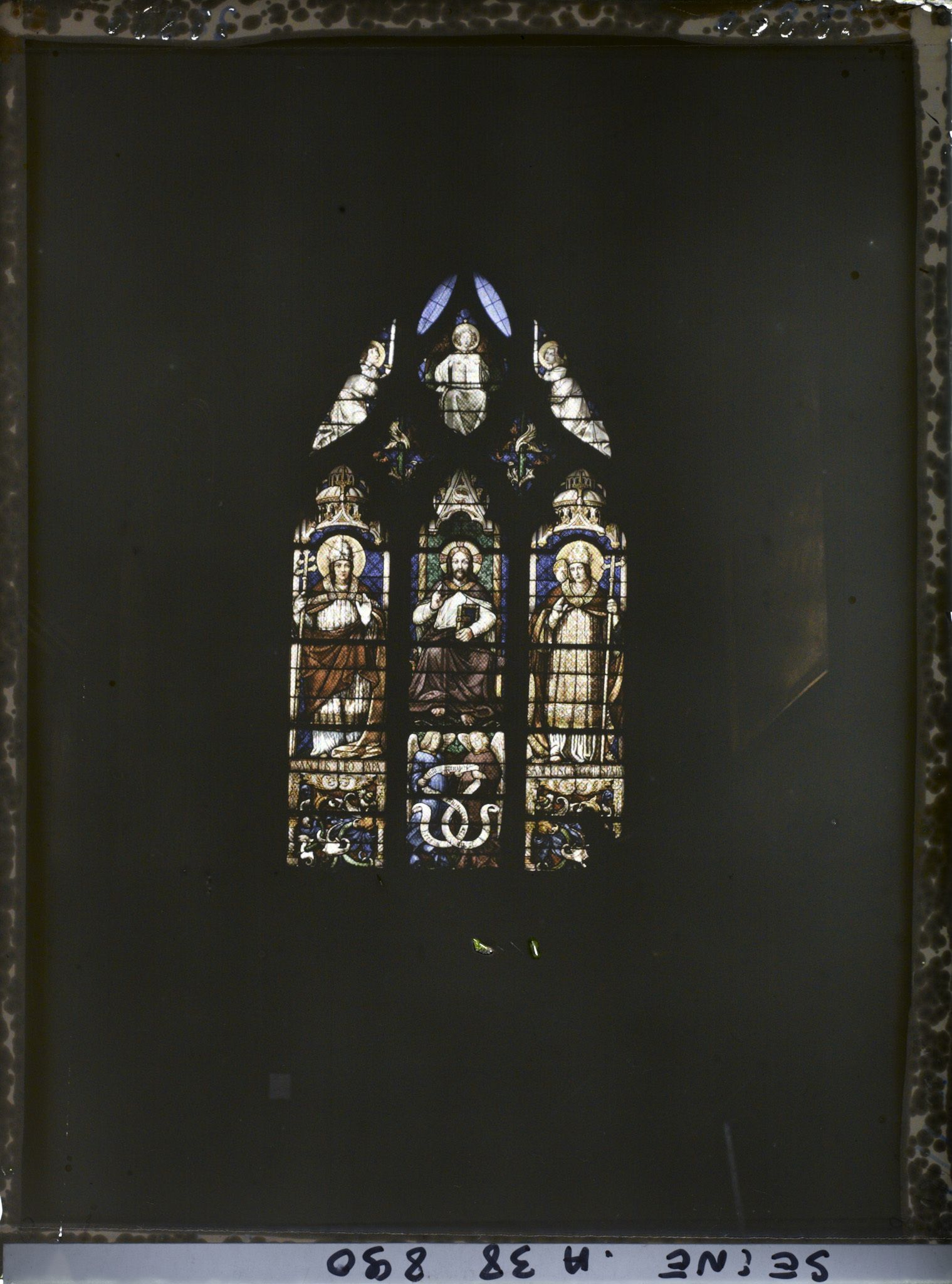 Image représentant Un vitrail de l'église Saint-Germain-l'Auxerrois
