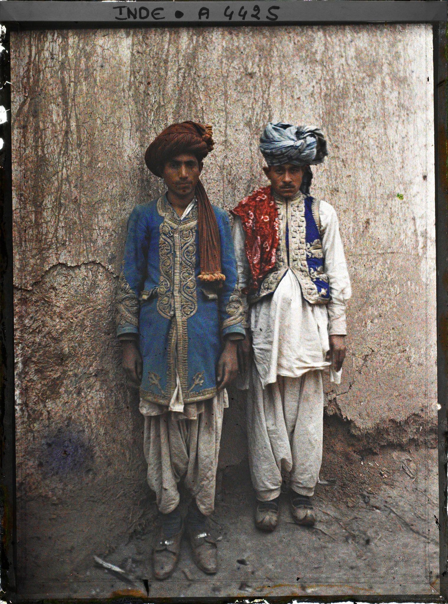 Image représentant Deux hommes en costume traditionnel