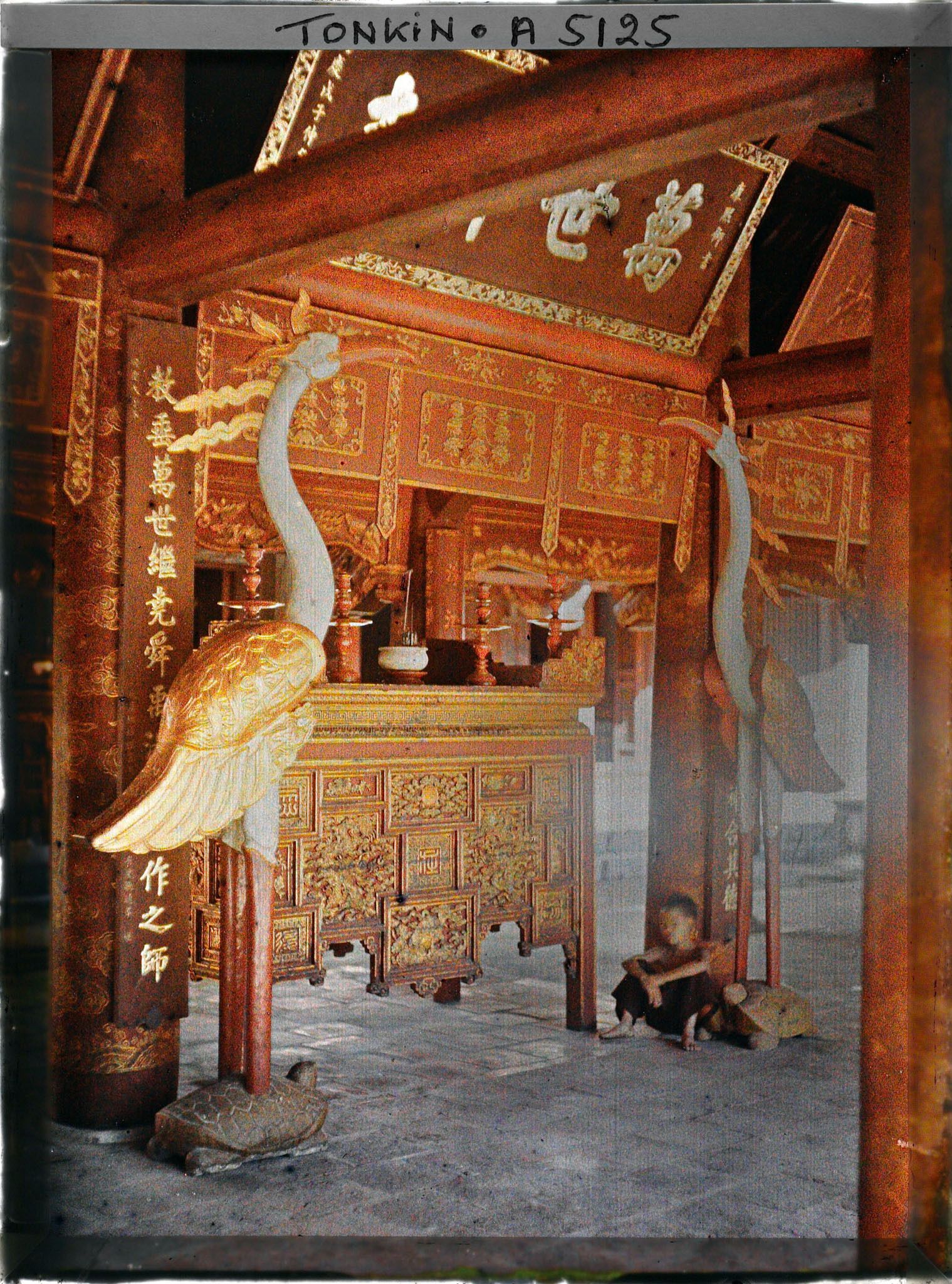 Image représentant L'autel du temple confucéen de la " Culture littéraire ", dans le quartier de la Citadelle (route de Sinh-tu)