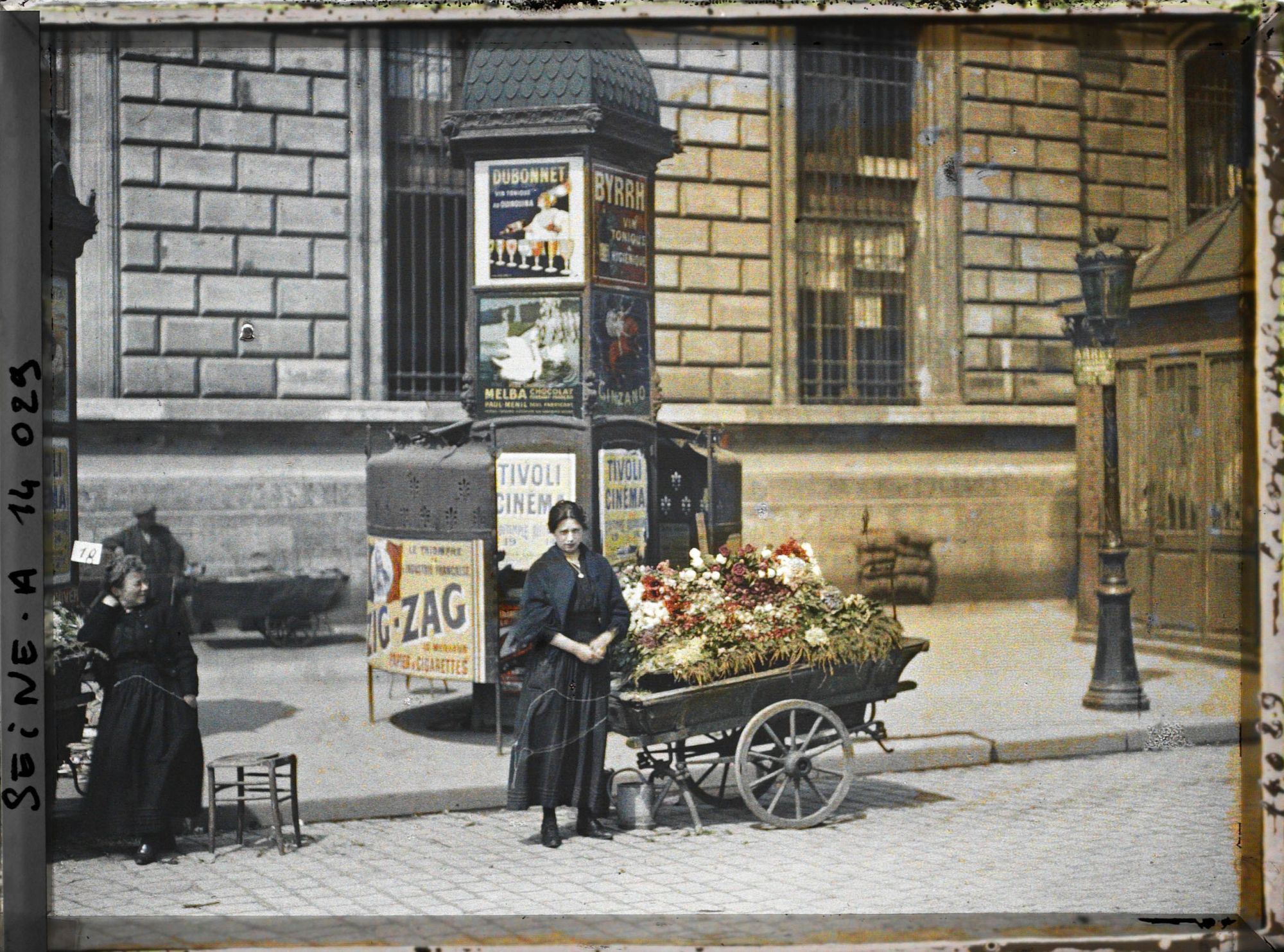 Image représentant Les marchandes de fleurs devant la caserne du Prince Eugène (actuelle caserne Vérines) place de la République ou rue du Faubourg-du-Temple