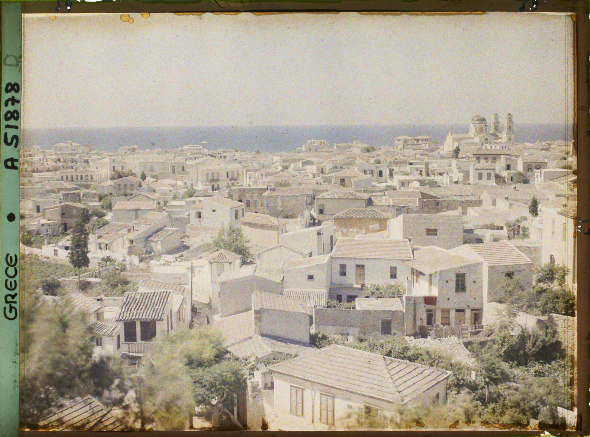 Image représentant Panorama sur la ville depuis les remparts vénitiens. A droite, la cathédrale Agios Minas