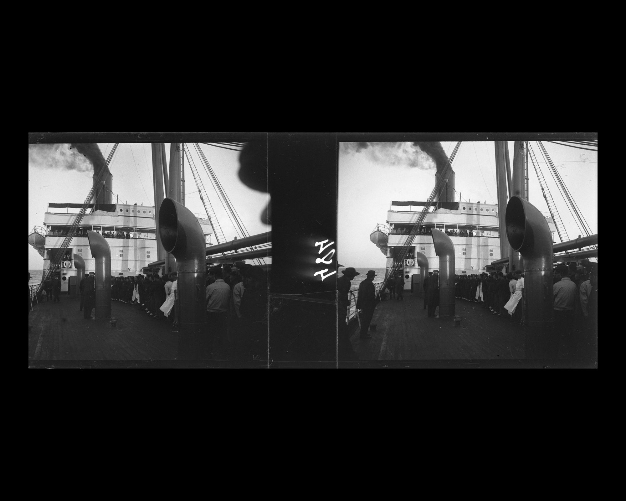 Image représentant Les membres de l'équipage et le persoonel rassemblés sur le pont avant