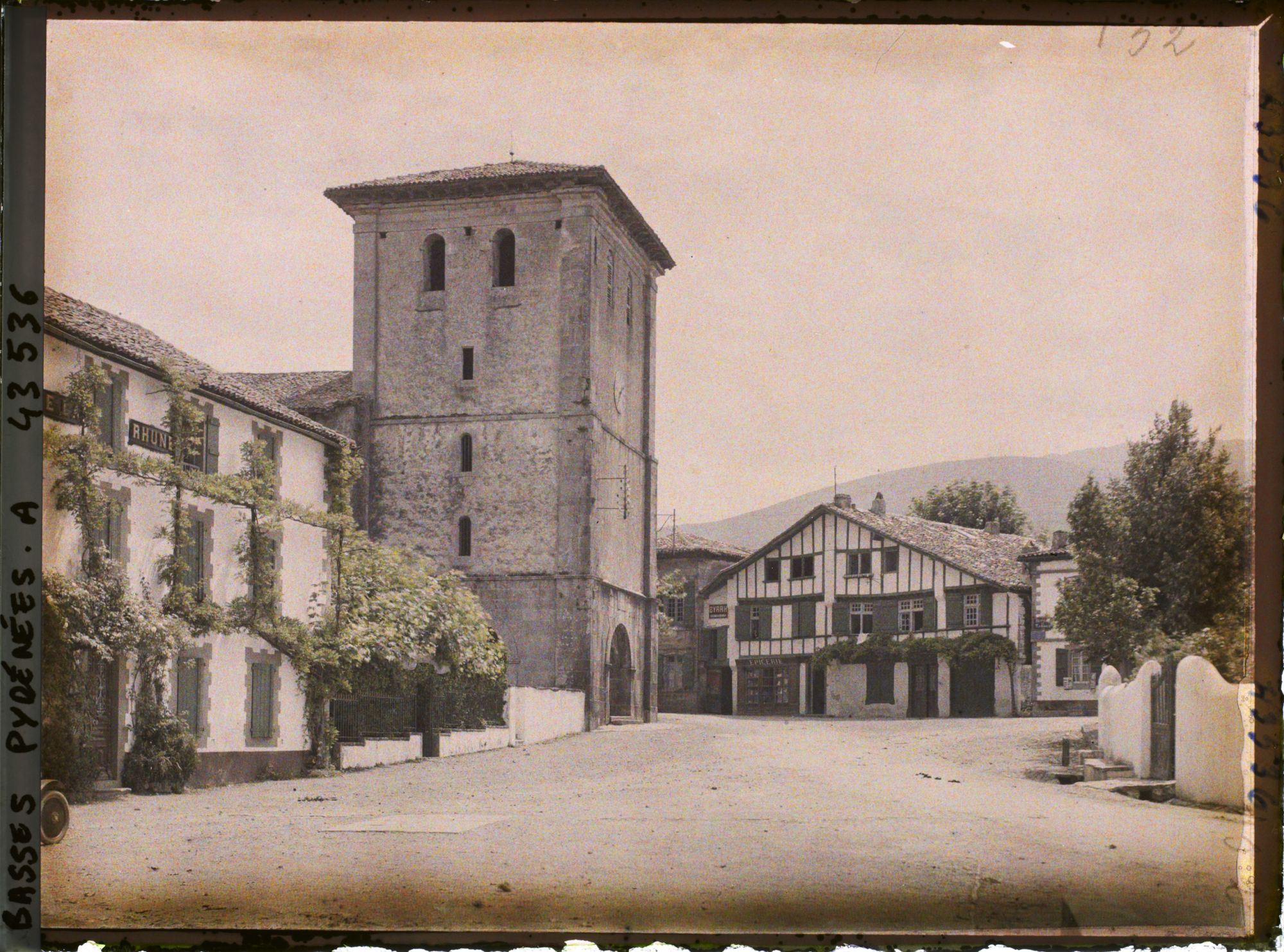 Image représentant France, Ascain, La Place et l'Eglise