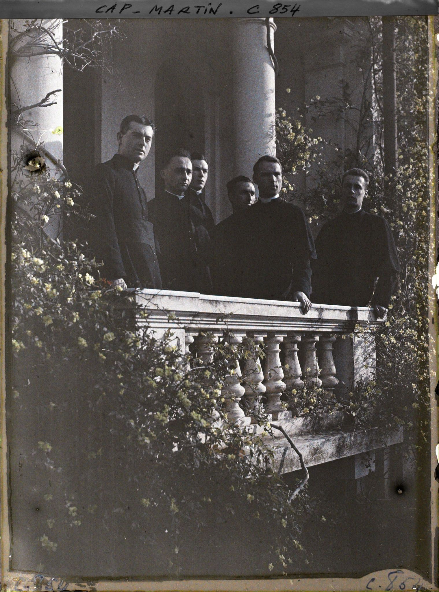 Image représentant Des ecclésiastiques invités par Albert Kahn sur le perron de la villa Miramar