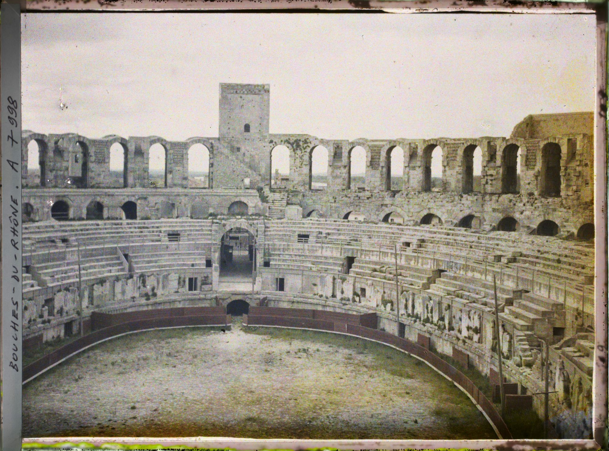 Image représentant L'intérieur de l'amphithéâtre romain, dit arènes