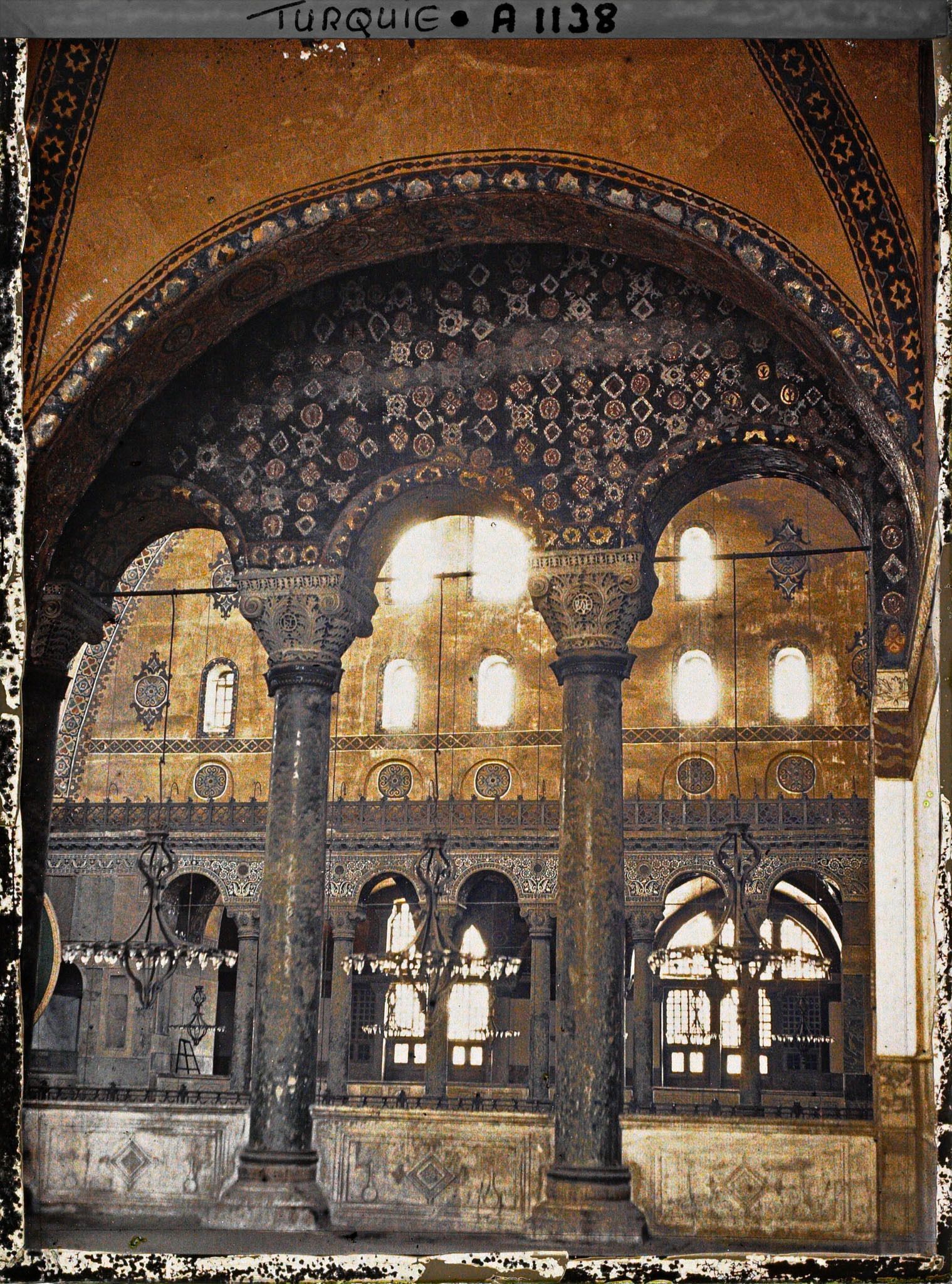 Image représentant Intérieur de la Aya Sophia Camii ("mosquée Sainte-Sophie") vu depuis une galerie