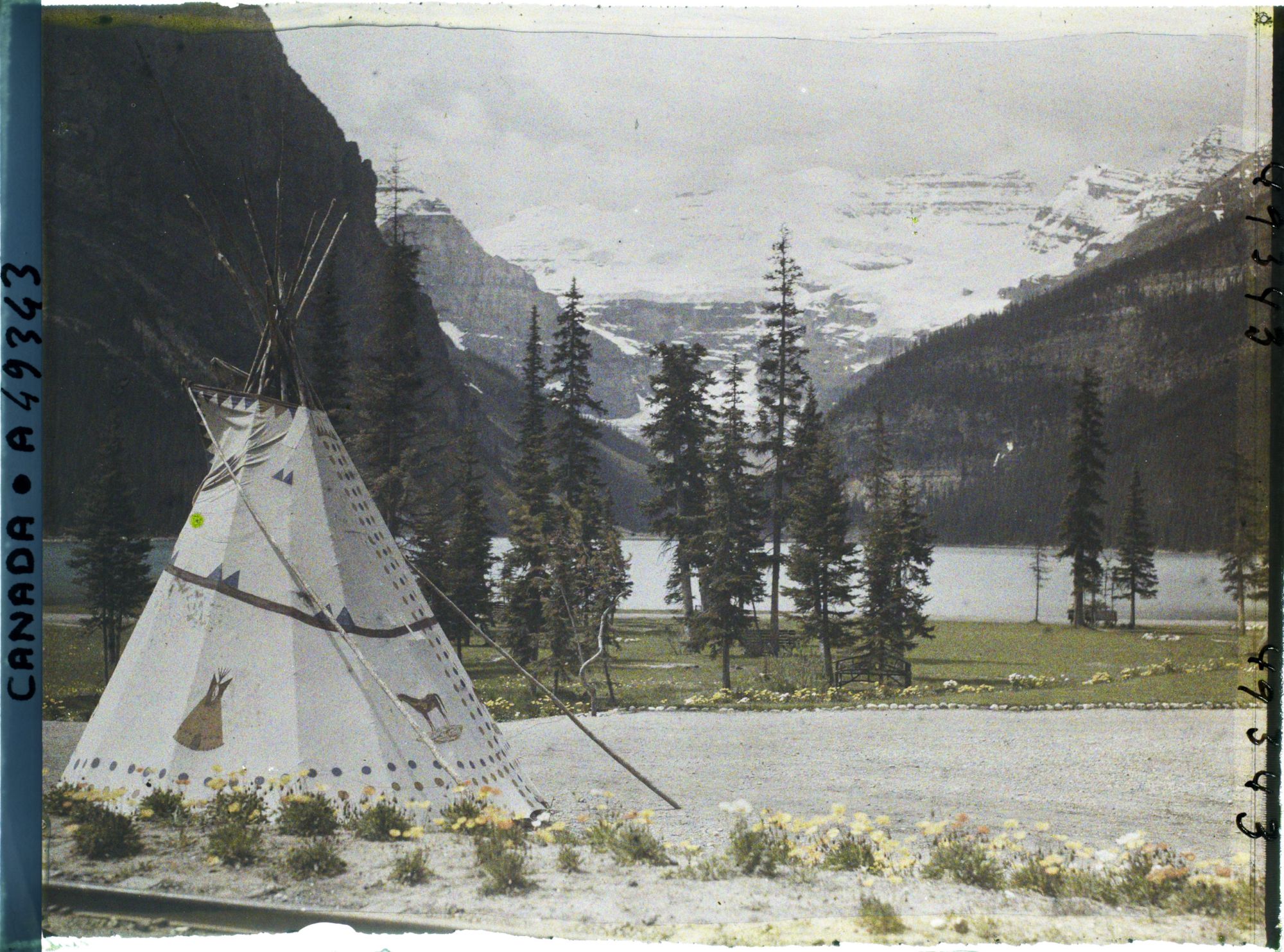 Image représentant Canada, Lac Louise, Vue vers Glacier Victoria avec tente indigène
